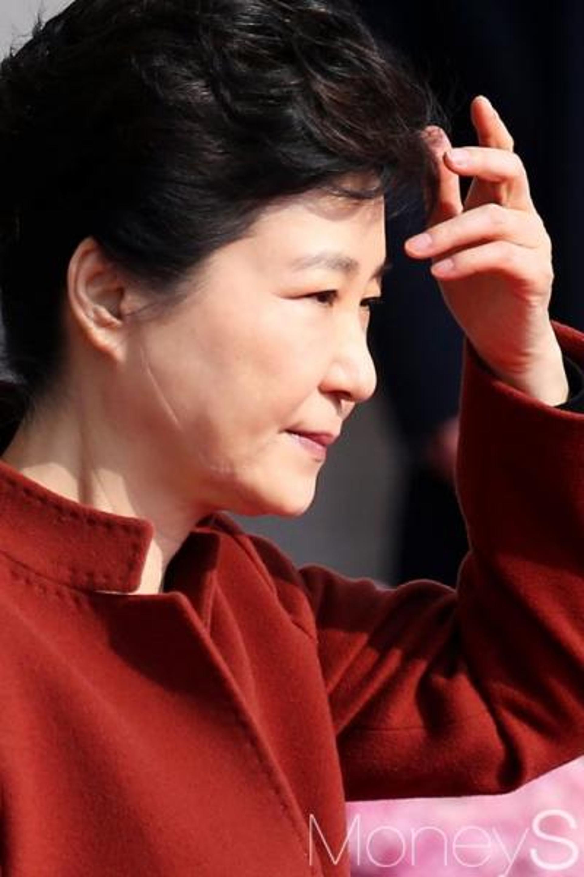 [청와대 압수수색] 특검 "박근혜 대통령, 독일 간 최순실과 127차례 통화"(속보)