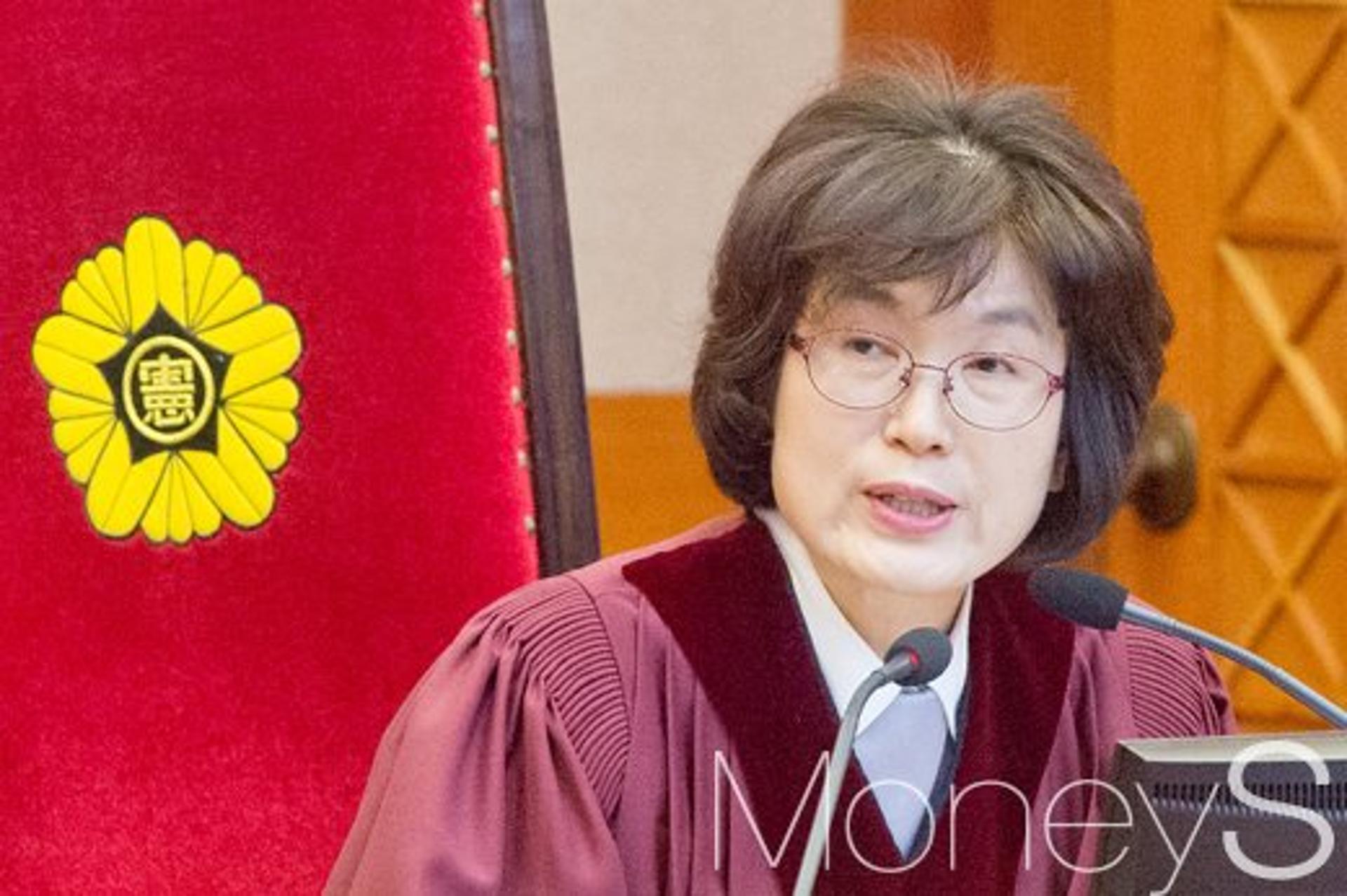 [박근혜 탄핵심판] 이정미 재판관 "대통령, 헌법·법률 따라 권한 행사해야"(속보)