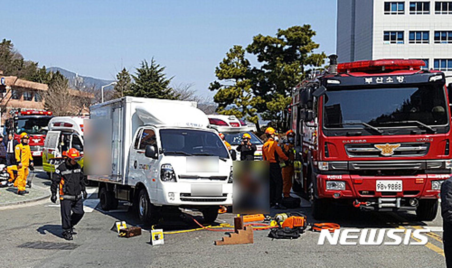 동의대 사고, 도난 택배 차량이 학생 7명 들이받아… 차량에 깔린 1명 병원이송
