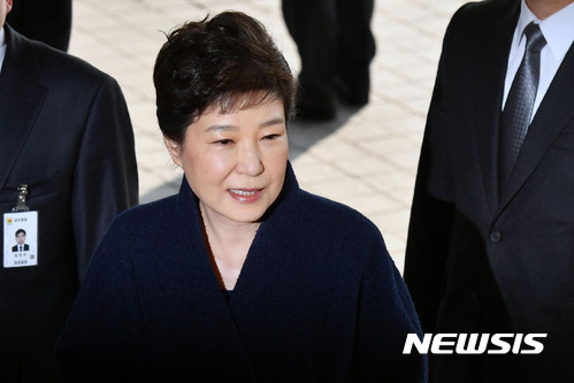 박근혜, 포토라인서 "송구스럽다"… 문재인 측 "진실 밝히는 것이 최소한의 예의"