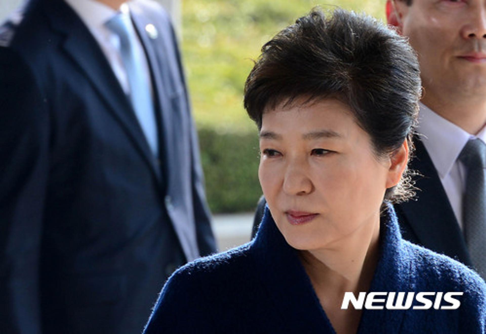 박근혜 포토라인서 "송구스럽다"… 이정미 의원 "이상한 대통령 만난 국민의 비극"