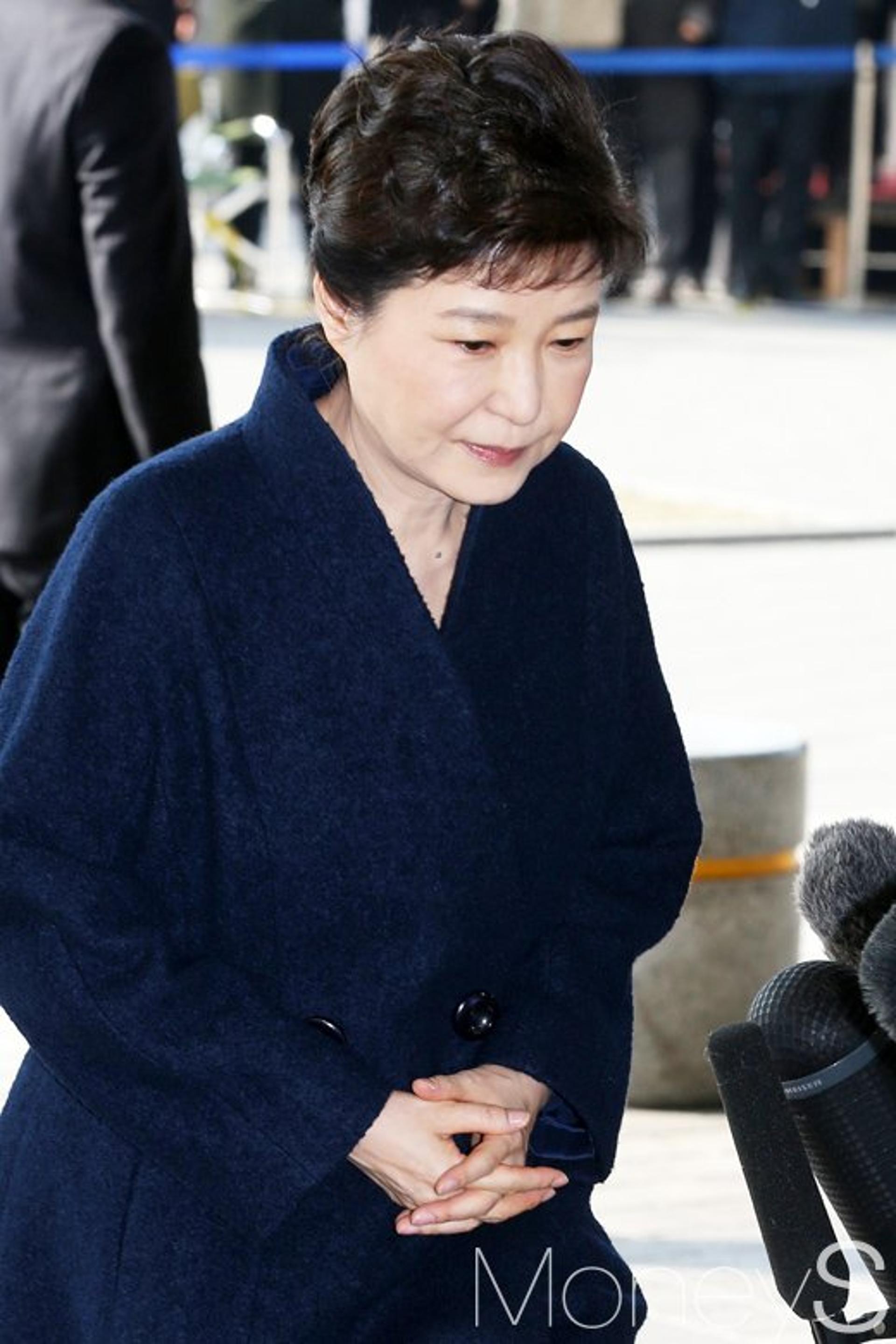 [박근혜 검찰조사]JTBC뉴스룸 "휴게실에 침대 제공까지… 과한 의전"