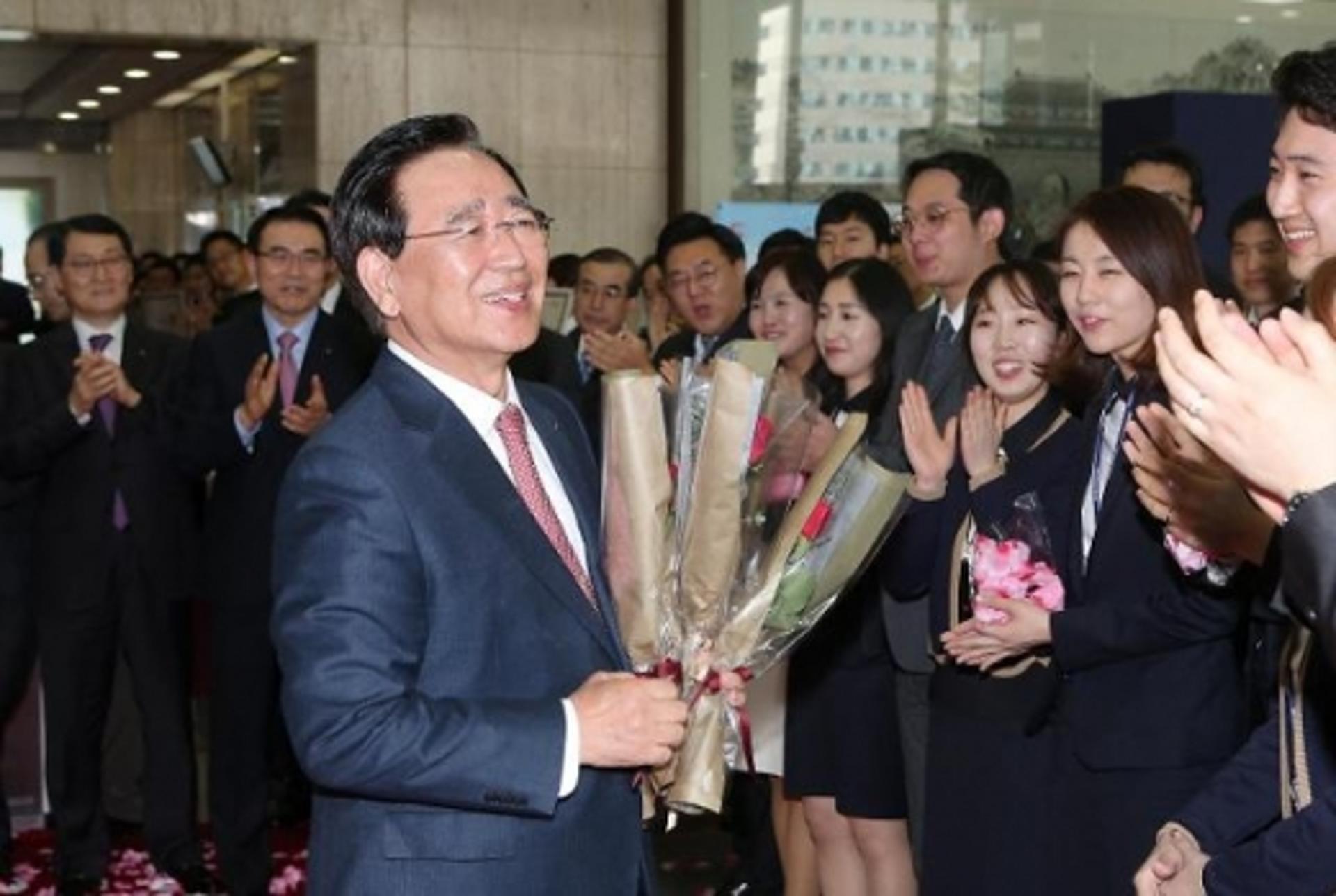 웃으며 떠나는 한동우 회장 "신한금융을 잘 부탁합니다"