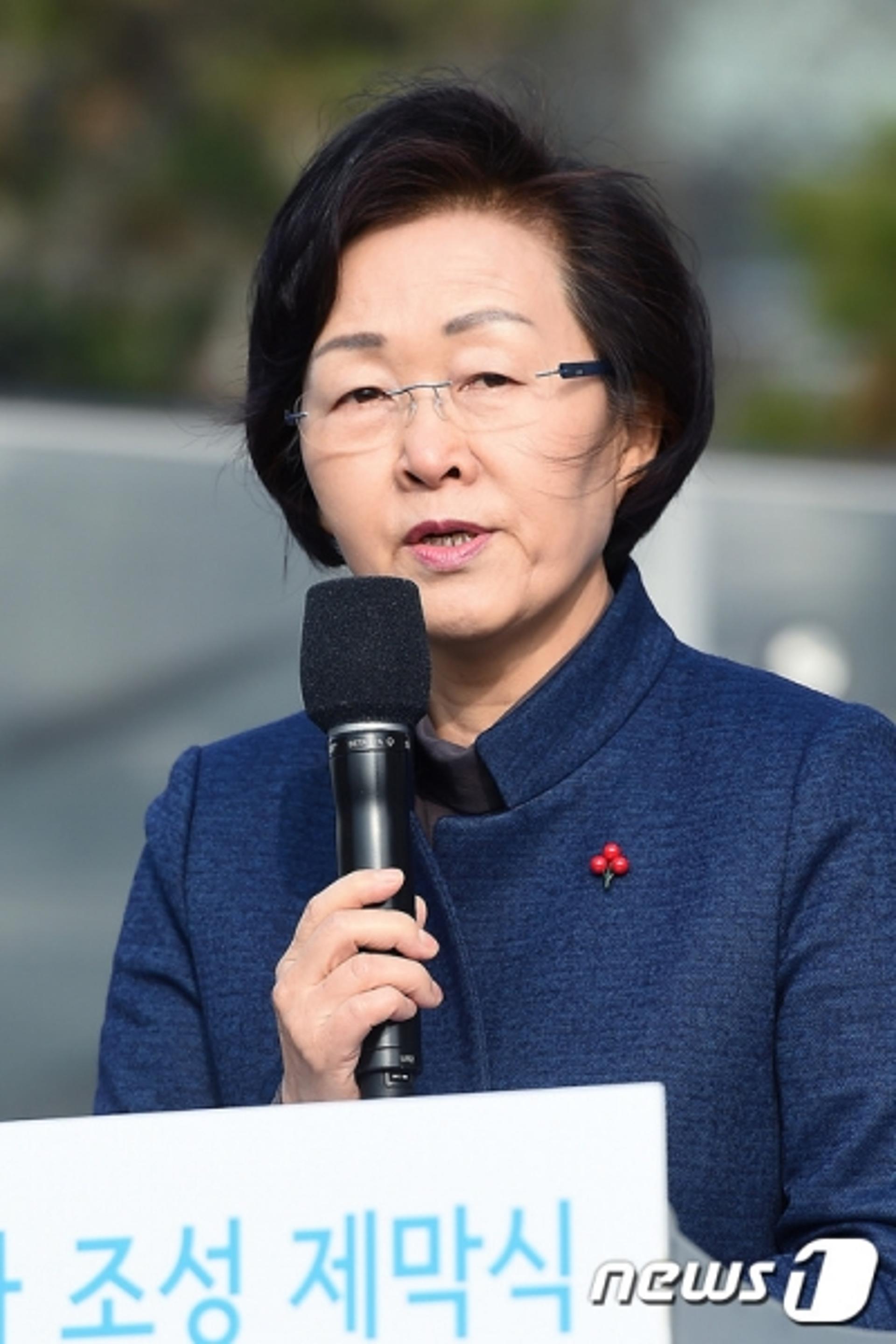 신연희 강남구청장, '문재인 비방글' 휴대전화 압수… 경찰 "카톡 보고 소환 결정"