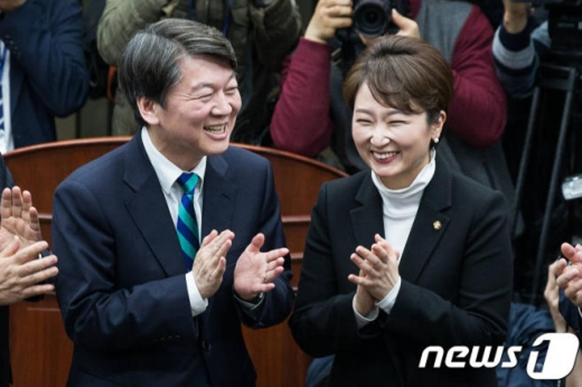눈물의 탈당 이언주 국회의원, 안철수와 활짝 웃었다