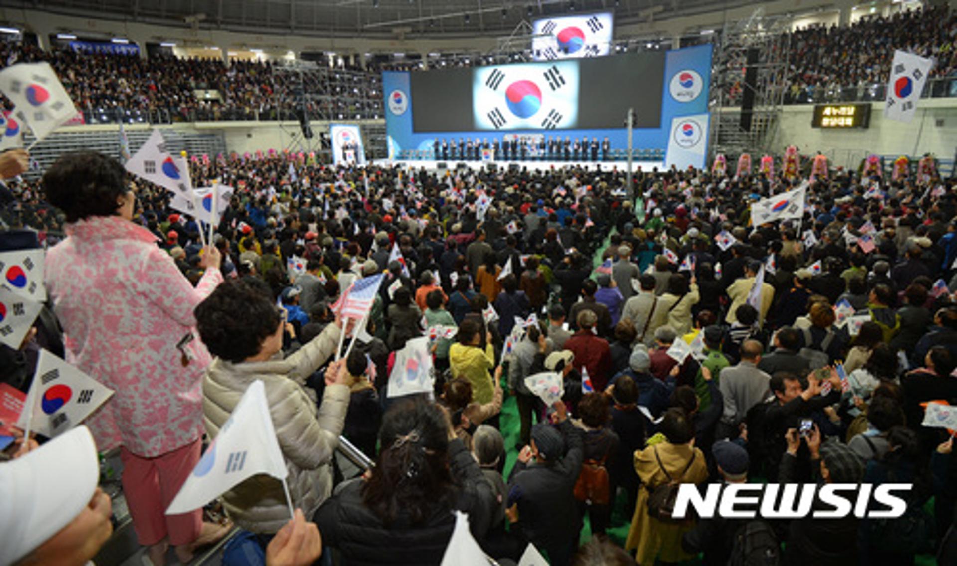 새누리당, 태극기집회 열고 "19대 대선 나간다"