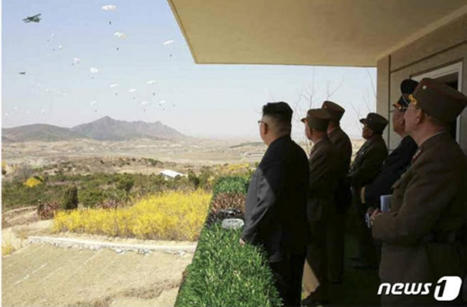 북한 김정은, 특수부대 타격대회 참관… 참가자들과 기념사진 찍기도