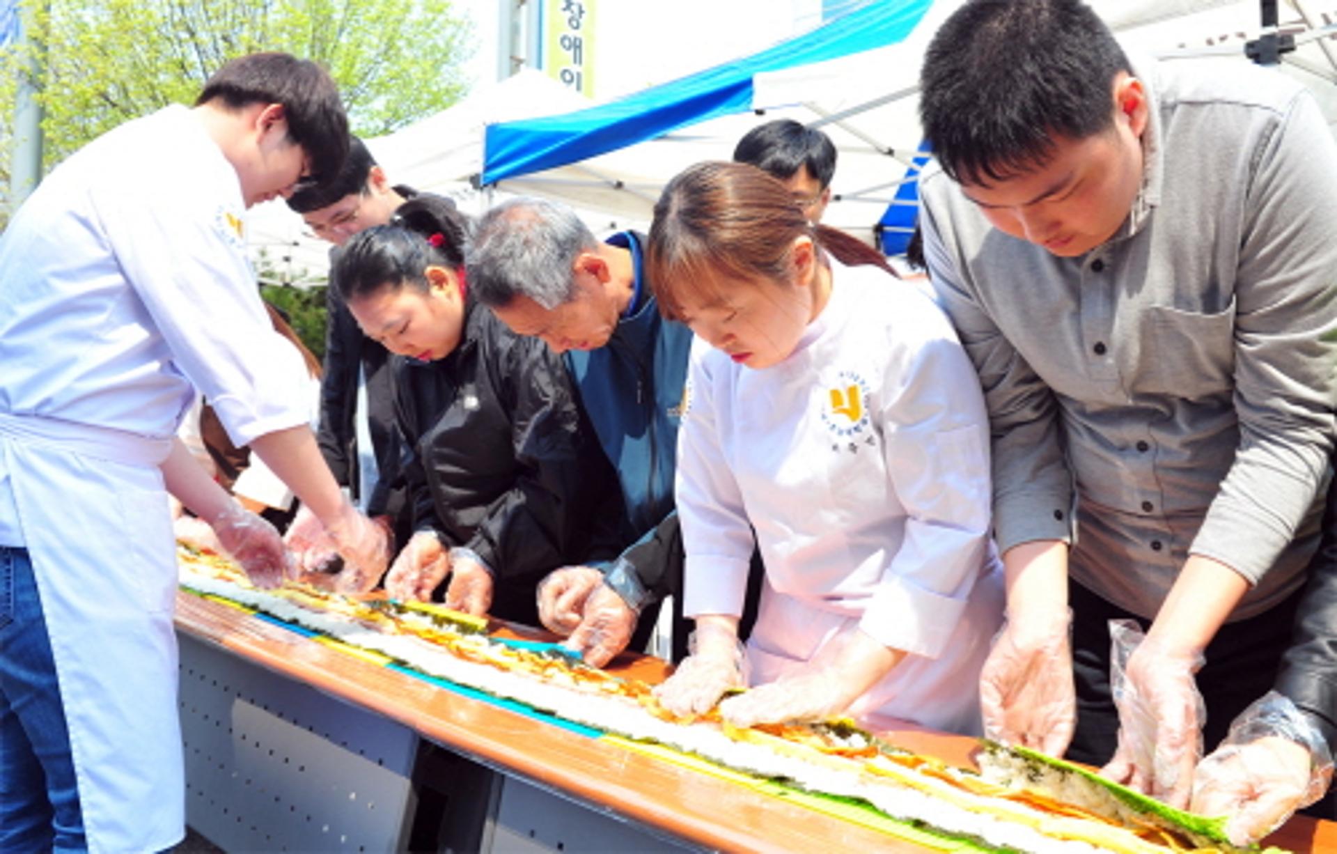 호남대 '음식남녀' 동아리, 장애인들과 37m 김밥 만들기
