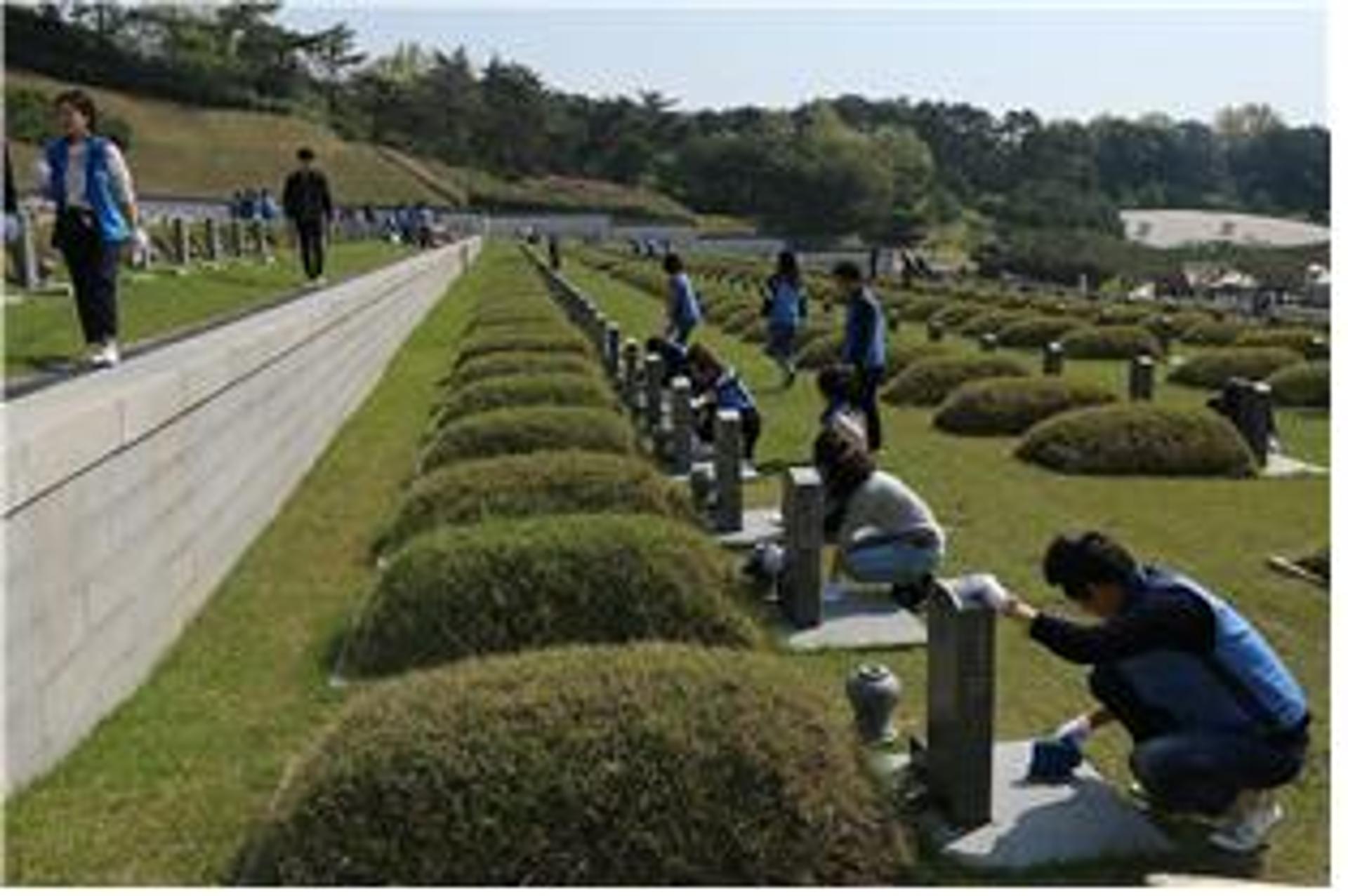 신한은행 호남본부, 국립 5·18묘역 봉사활동
