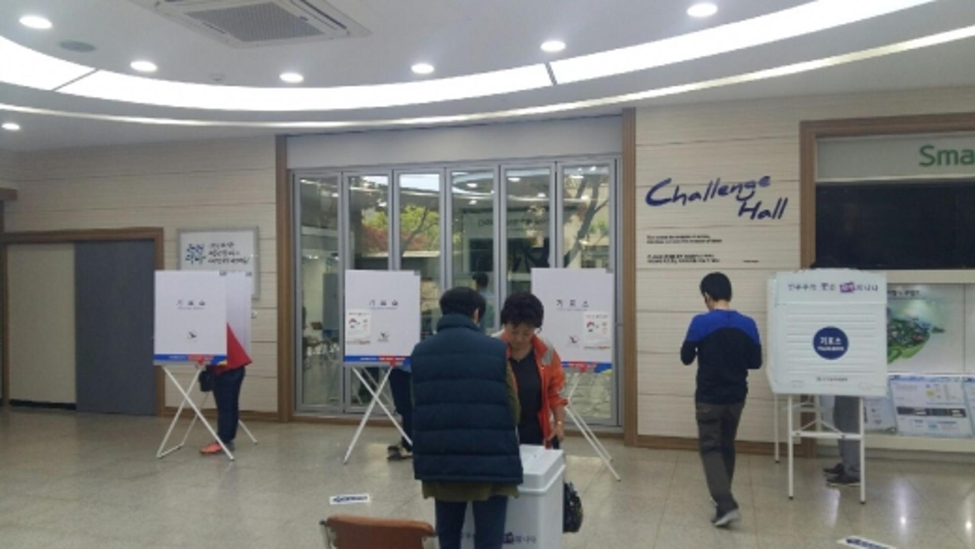 소중한 한표 행사하는 광주 유권자들