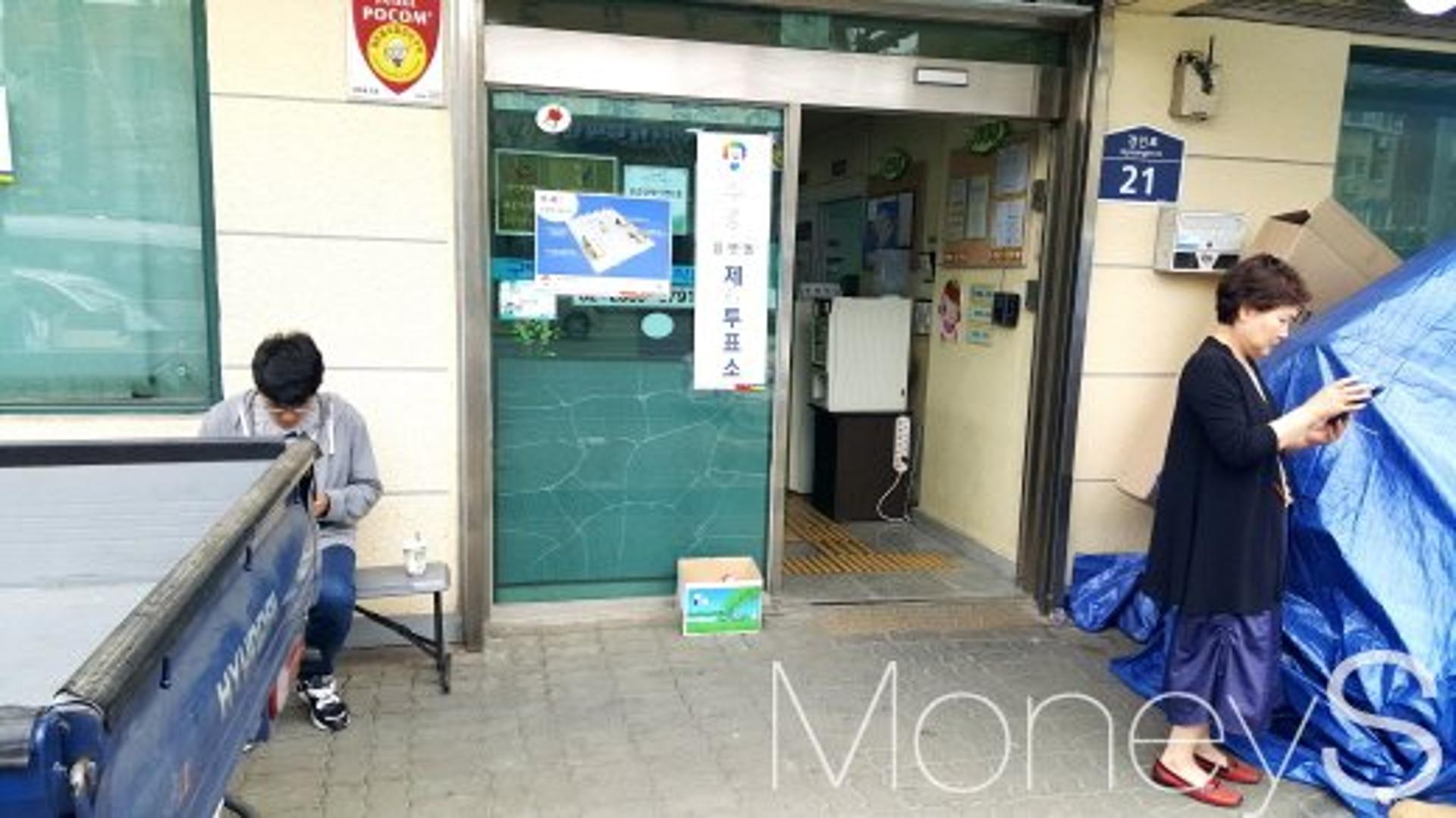 [대선 투표현장] 당당한 시민의 권리… 궂은 날씨 속 가벼운 발걸음