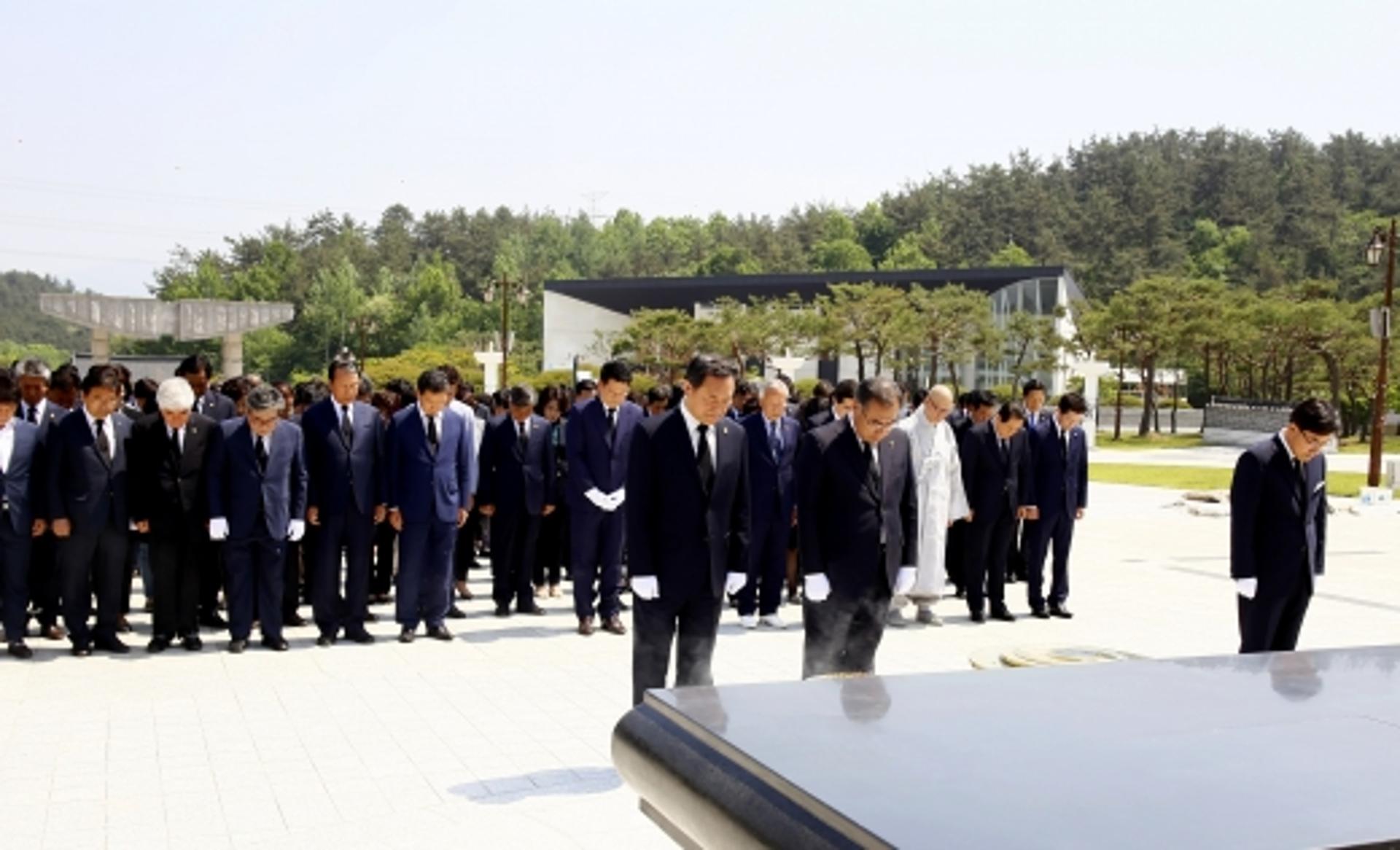 '대선 승리' 민주당 광주·전남 시·도당, 국립 5·18묘지 참배