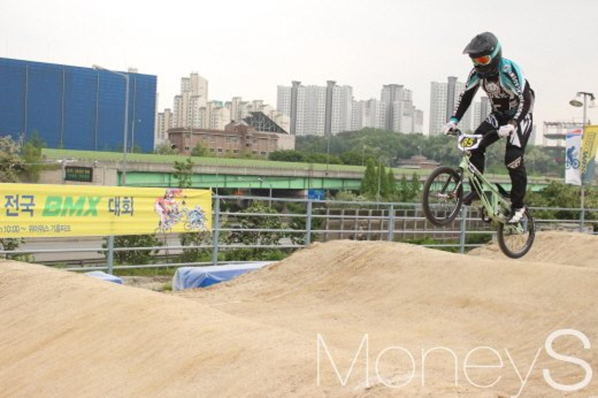 [머니S포토] BMX, 위아위스기흥파크 날다