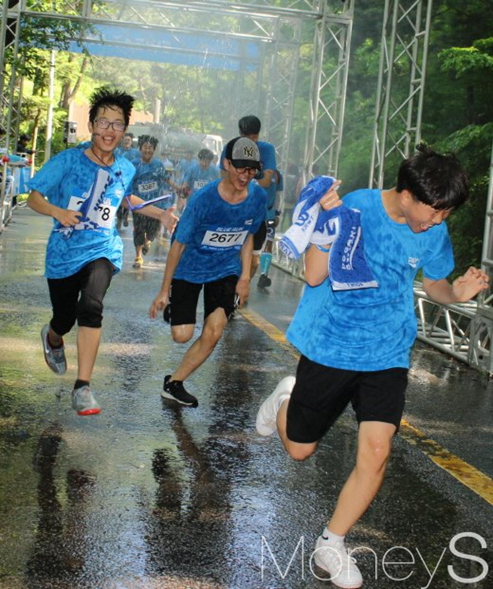 [머니S포토] 물벼락쯤이야… 기뻐하는 블루런 참가자들