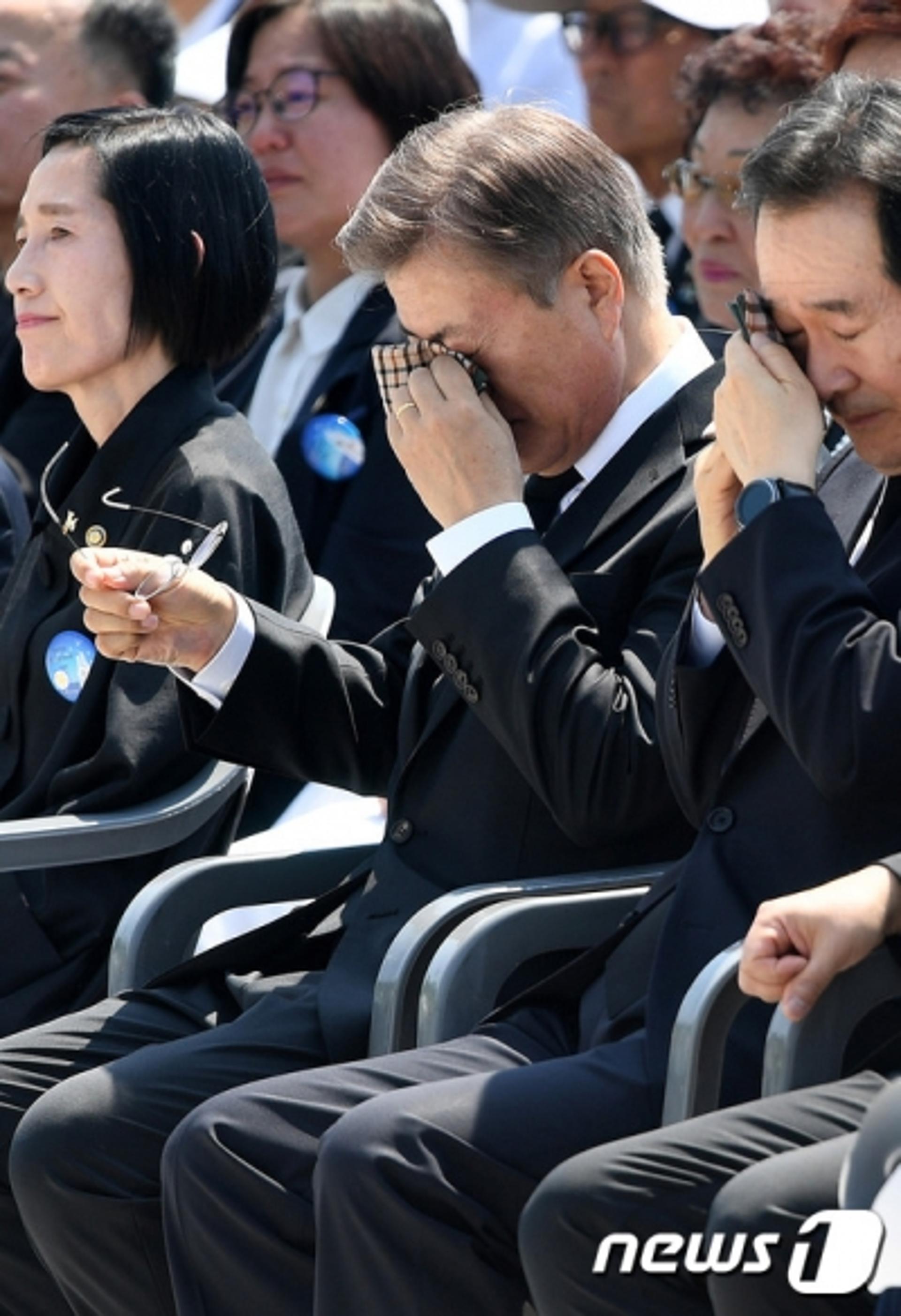 문재인 대통령, 5.18 기념식서 '눈물'… 아버지 잃은 유가족 위로