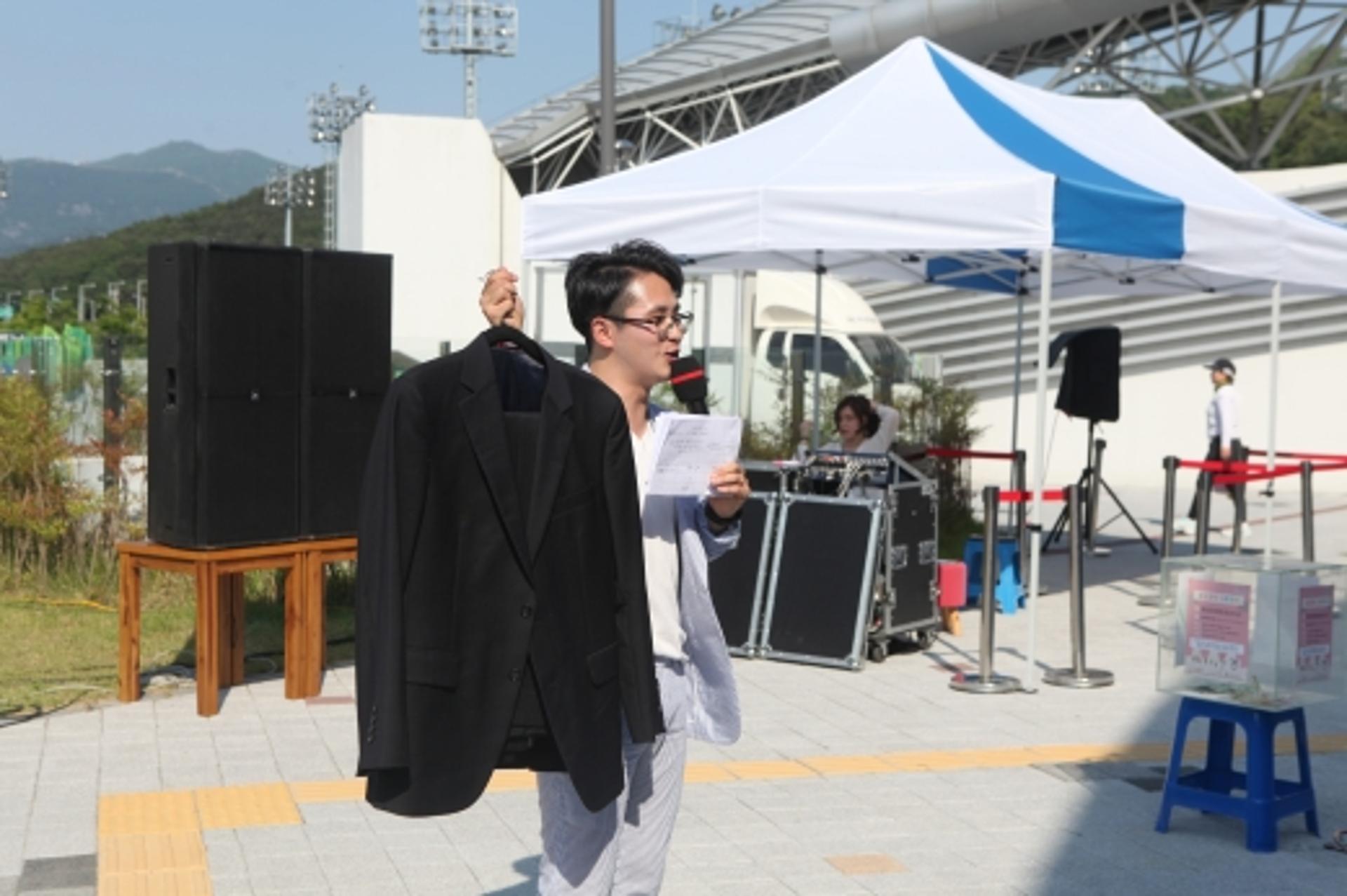 문재인 대통령 양복, 김정숙 여사 원피스 낙찰가격은요?