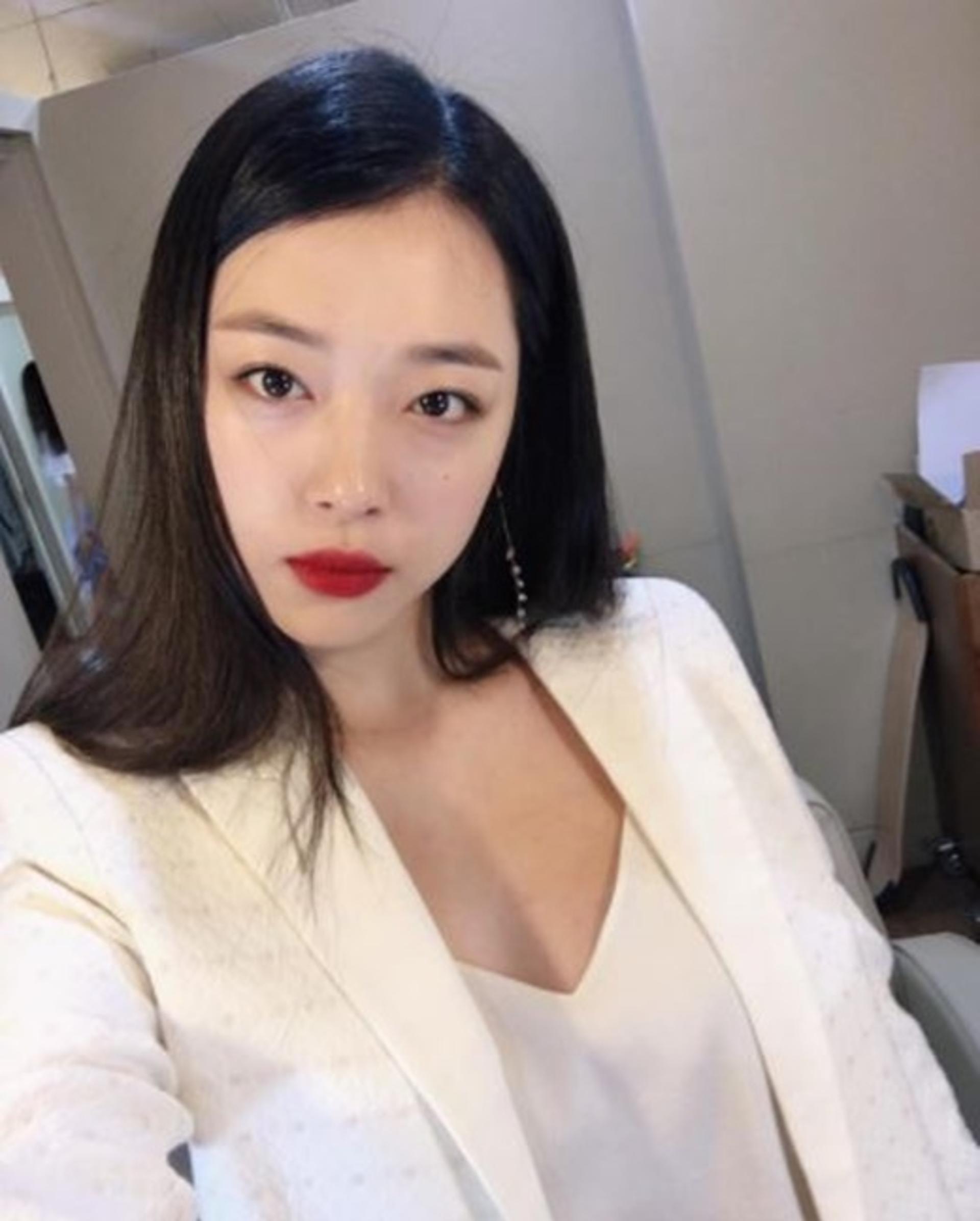 '리얼' 설리, 화이트 자켓+레드립… 치명적인 섹시미 발산