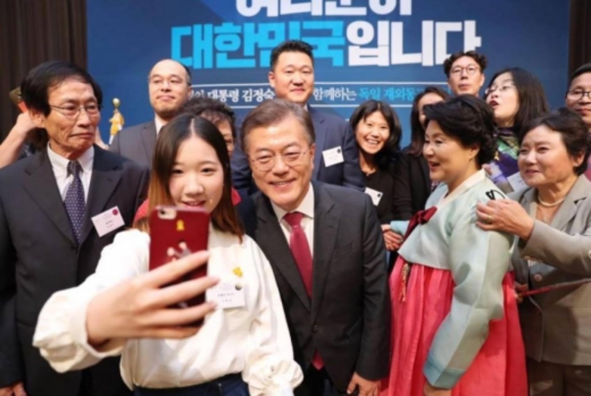 김영철 '따르릉', 독일 교민간담회서 열창… 엄숙한 분위기에 '폭소'