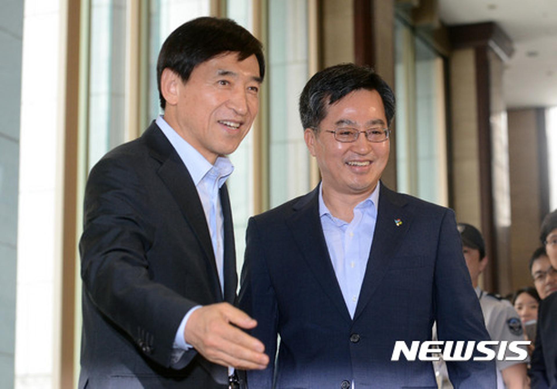 '경제 투 톱' 김동연·이주열 두달 만에 회동… "북핵 리스크 논의"