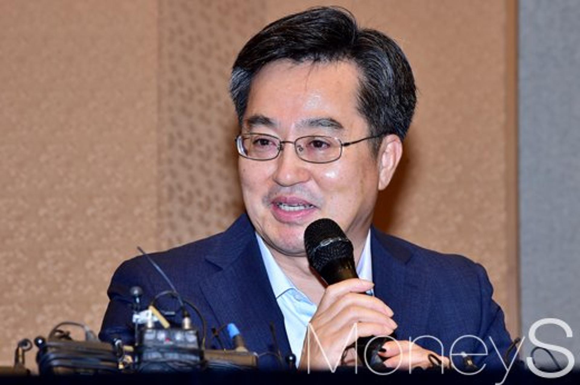 김동연 "가계부채 대책, 늦으면 9월초 발표 예정… 금리는 한은 고유 권한"