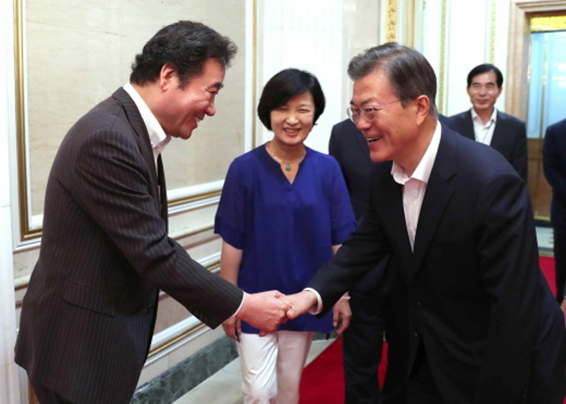 문 대통령, 여당 의원과 청와대 오찬… 국정 현안 등 논의, 메뉴는 곰탕