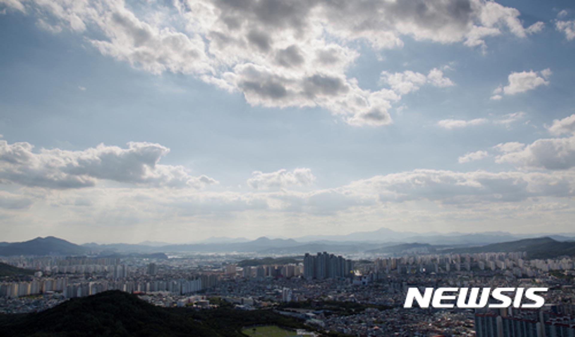 [오늘날씨] 무더운 초가을… 미세먼지 '보통'