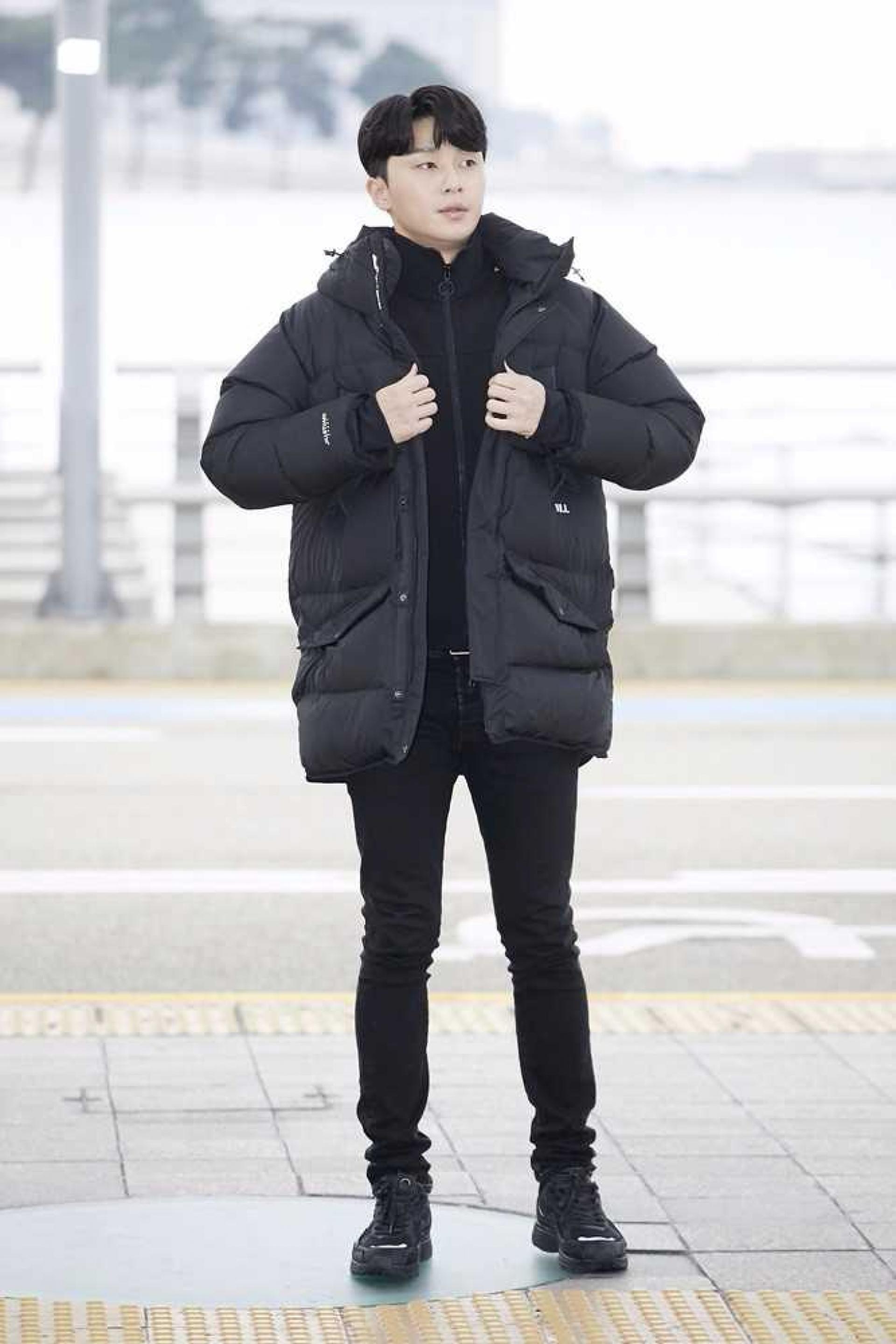 [★공항패션] 박서준, 머리부터 발끝까지 '올블랙'… "훈남의 정석"