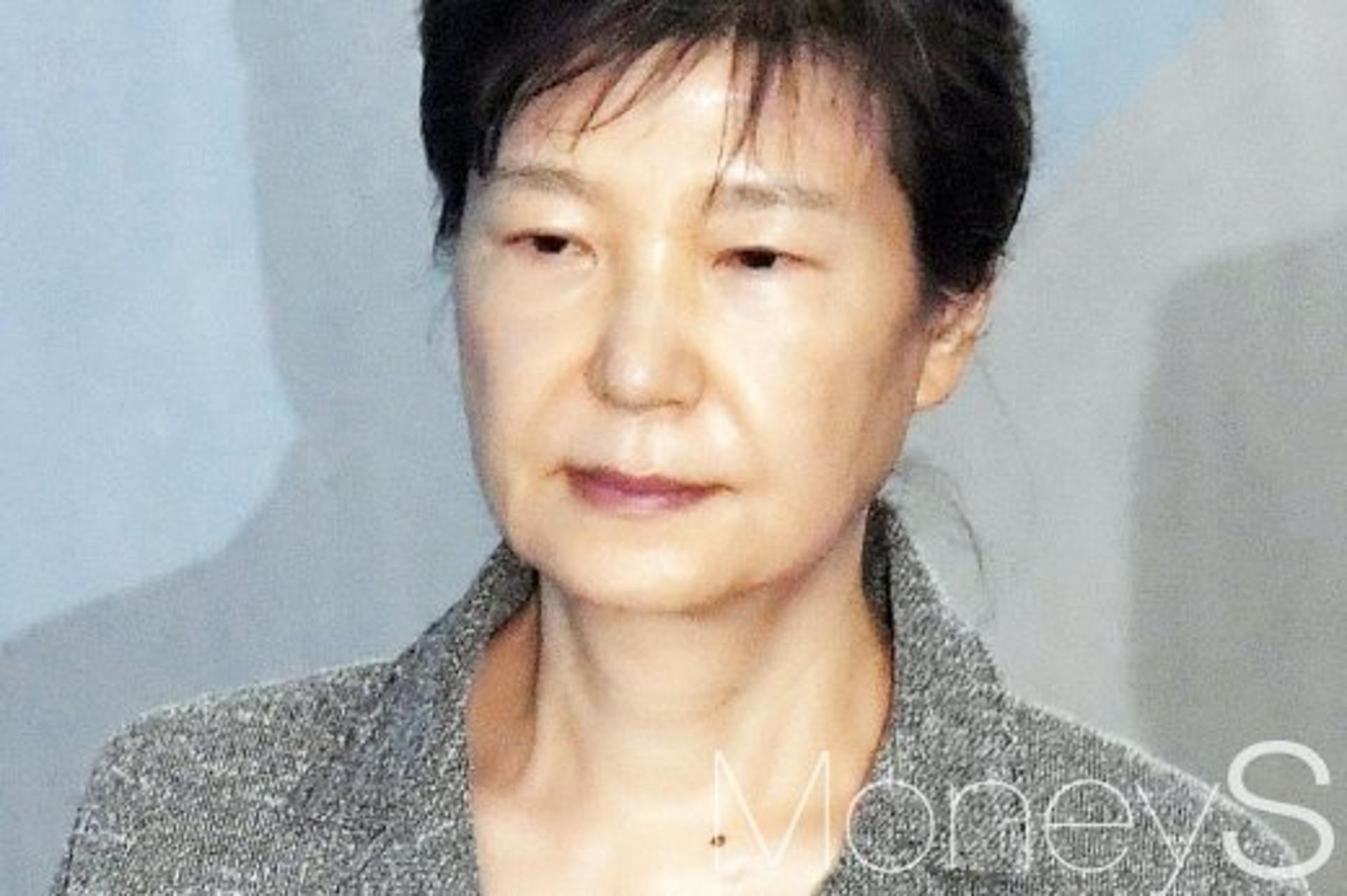 박근혜 구치소 방문조사 거부… 검찰 "추가 증거 검토, 기소 결정"