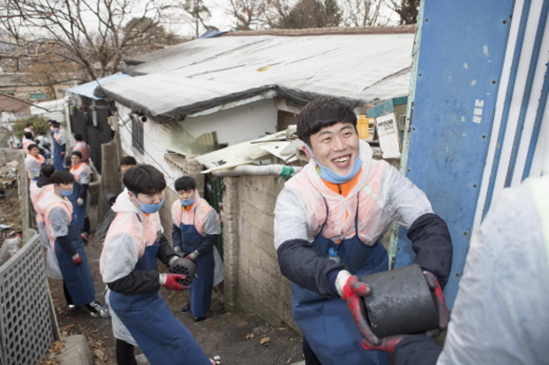 현대건설·현대엔지니어링 신입사원, 취약계층에 연탄배달 봉사
