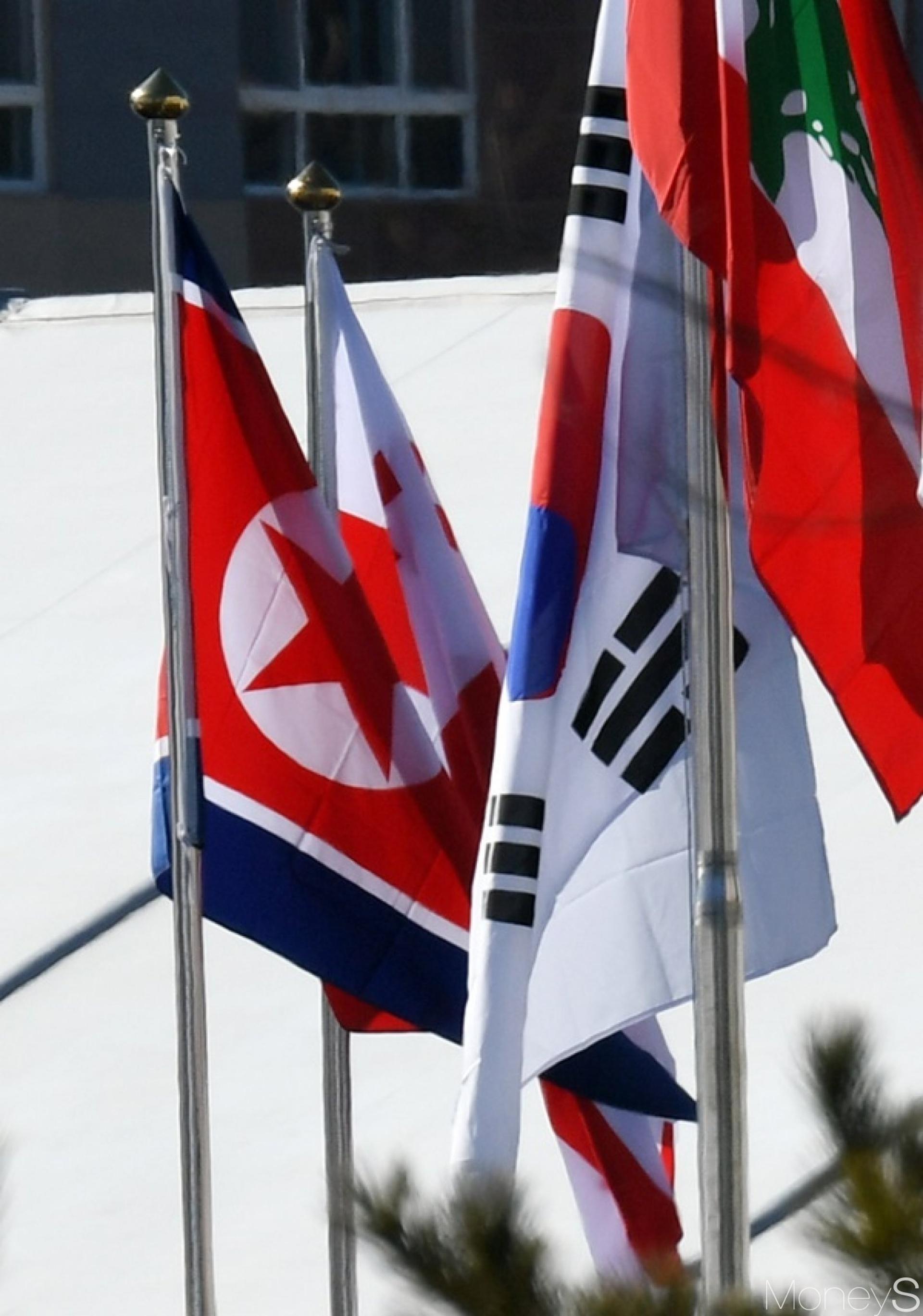 [머니S포토] 평창올림픽 선수촌, '하루 늦은' 인공기 게양