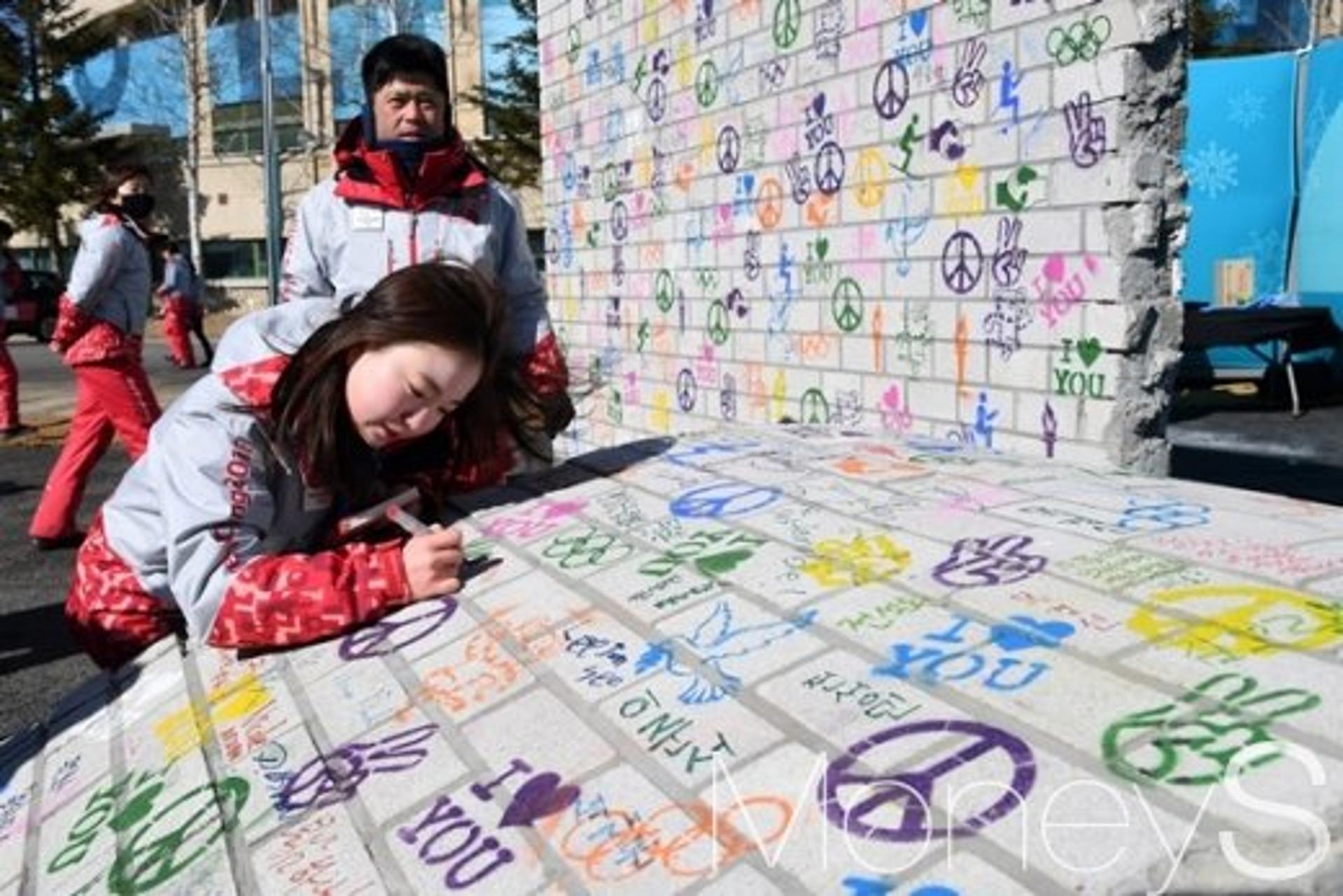 [머니S포토] 휴전벽 제막식 서명하는 자원봉사자, '뭐라고 쓸까'
