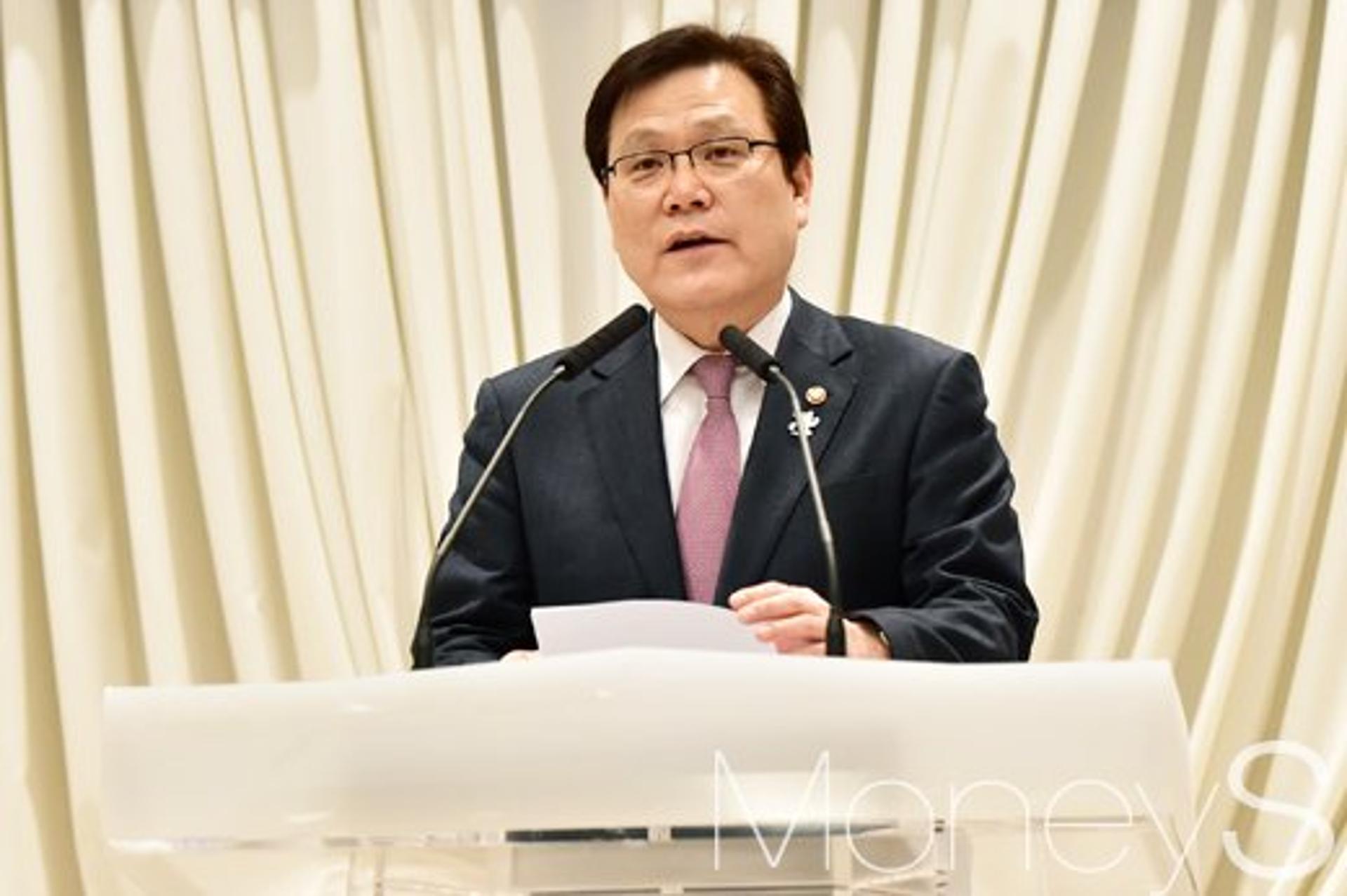 최종구 "금융산업 진입 문턱 낮추고 부동산신탁사 신규 허용"