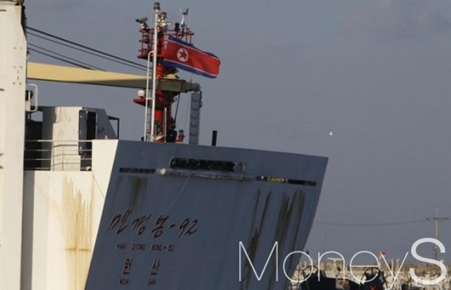 [머니S포토] 북한 예술단 140여명 태운 만경봉 92호 묵호항 입항