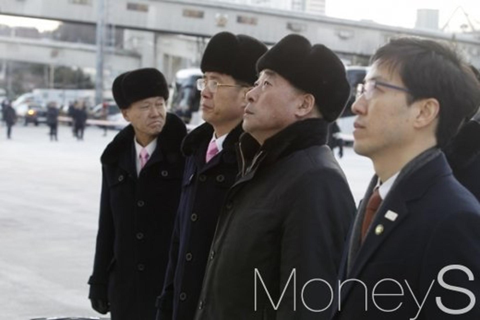 [머니S포토] 만경봉 92호 묵호항 도착, 대기 중인 김순호 행정부단장