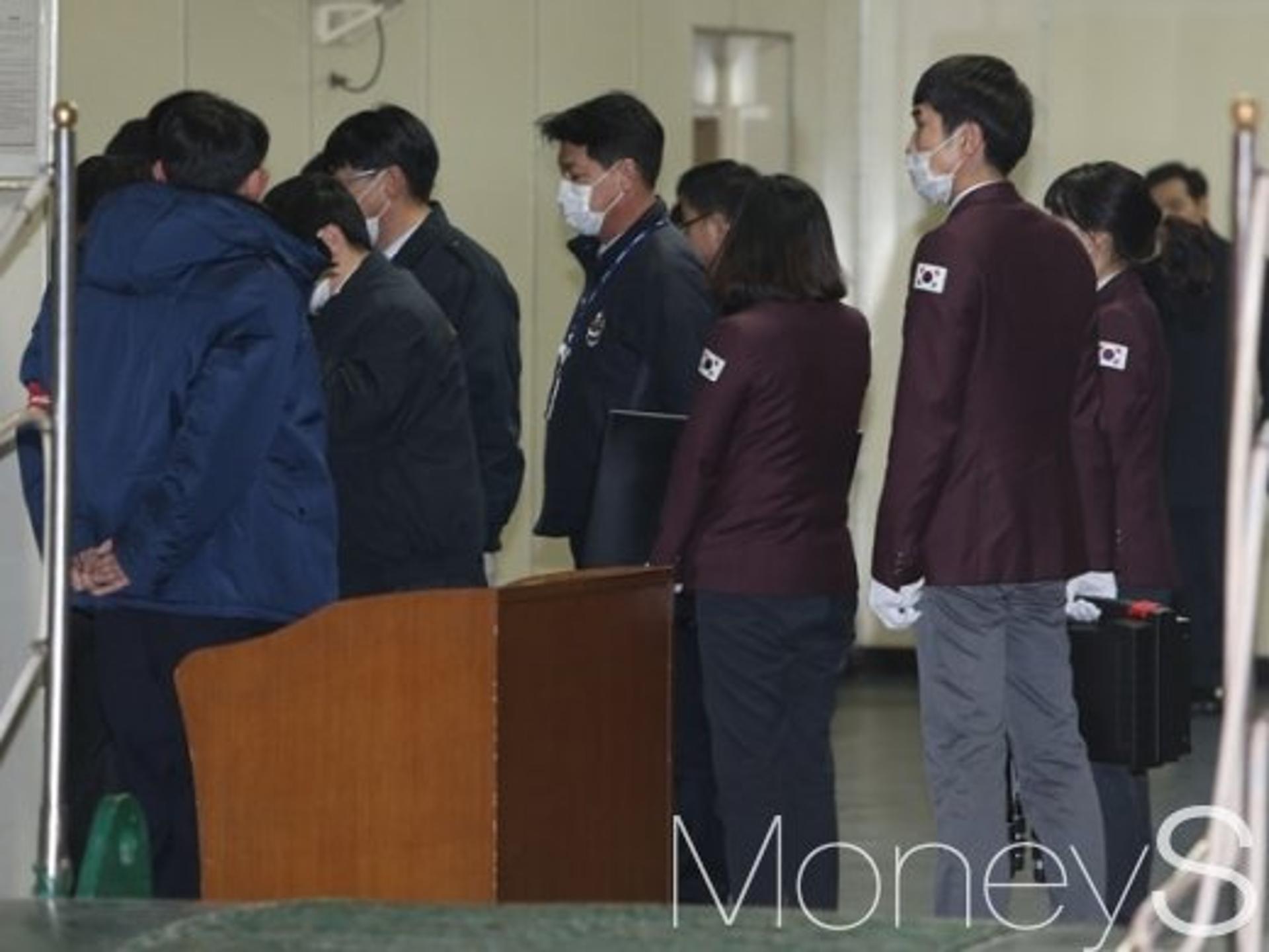 [머니S포토] 만경봉 92호 승선 기다리는 '검역관·세관직원'