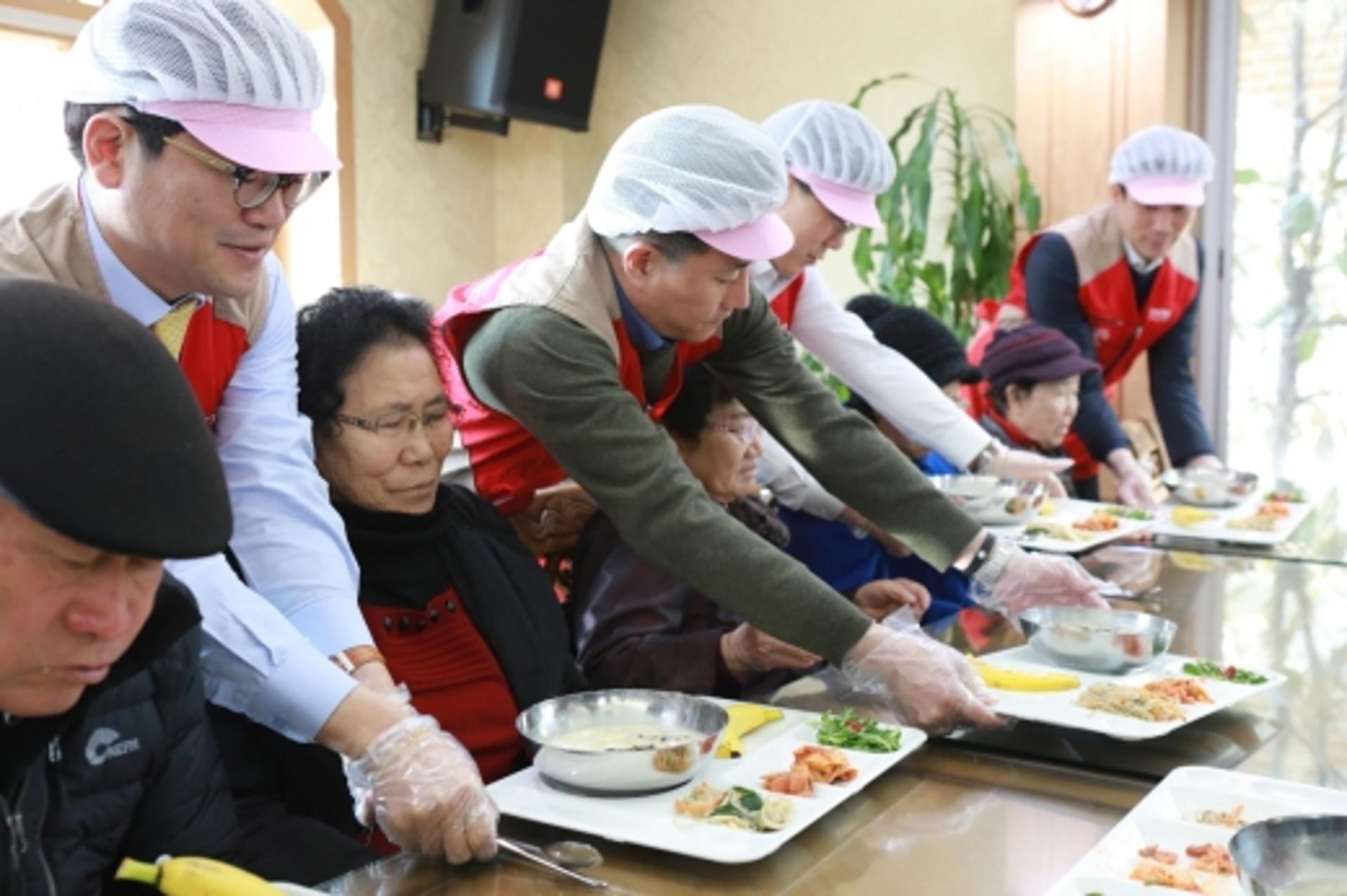 롯데백화점 광주영업부문 4개점, 설맞이 떡국 배식 봉사활동