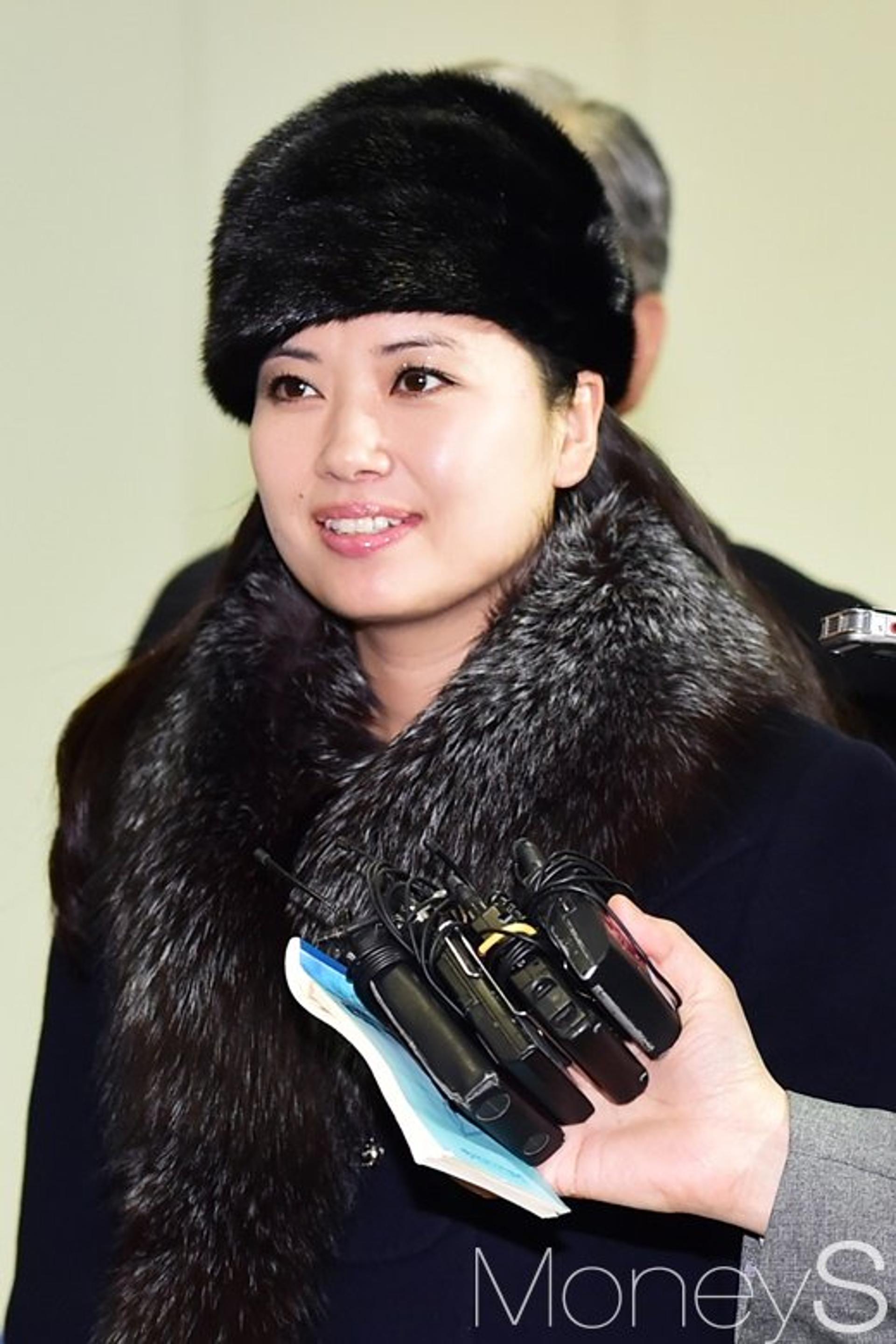 [머니S포토] 북한으로 출경, 현송월 '미소로 응답'