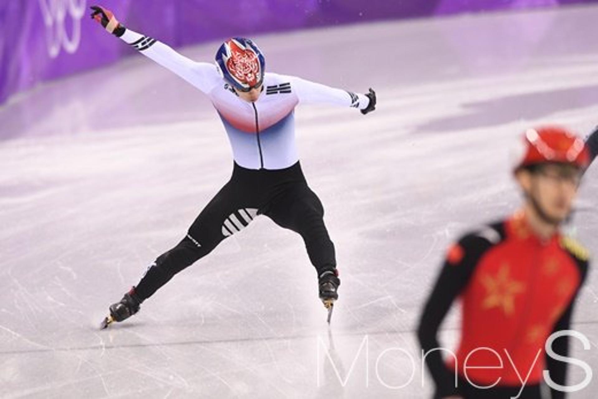 [머니S포토] 남자 쇼트트랙 500m 준결승 진출한 황대헌