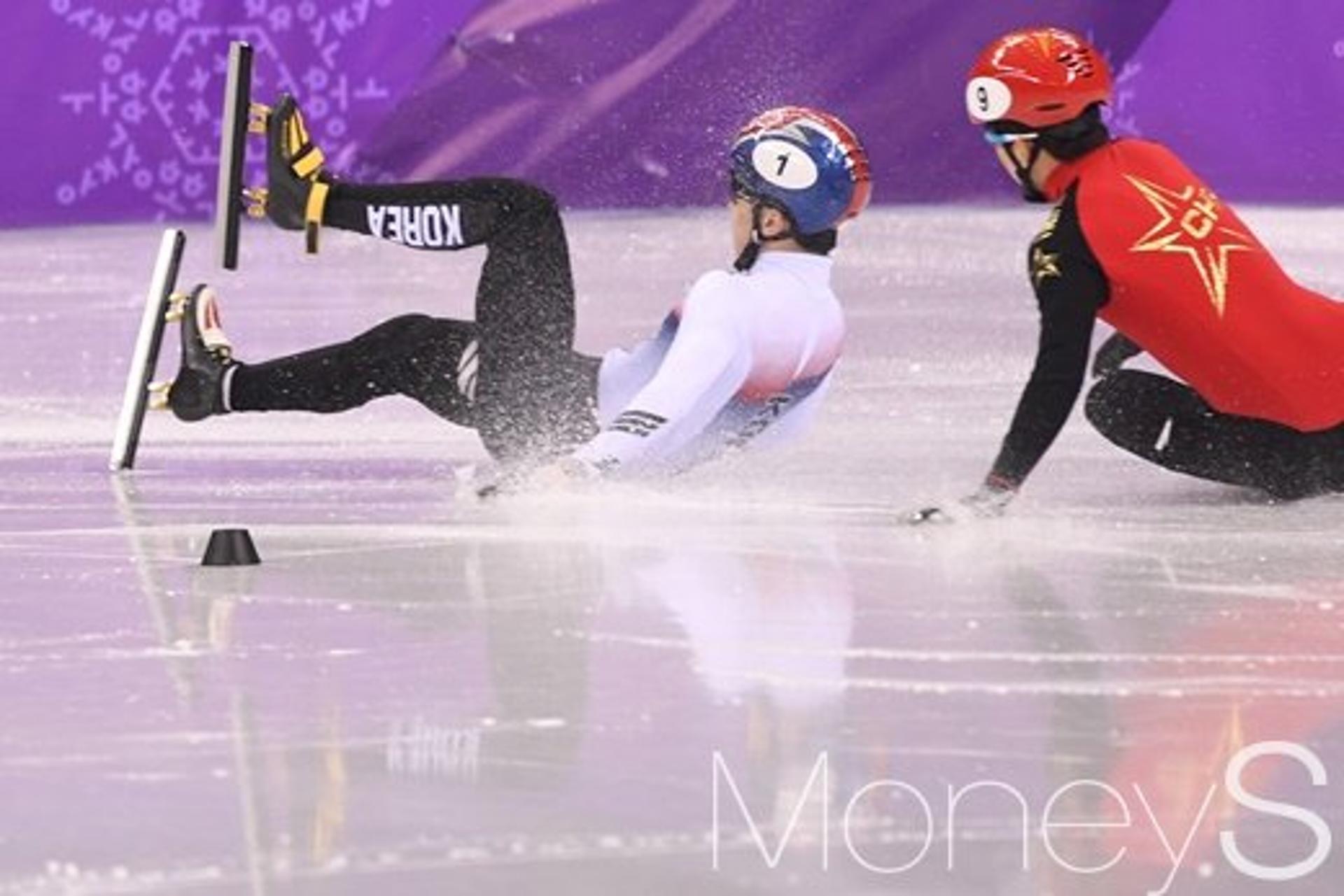 [머니S포토] 중국선수와 충돌해 넘어지는 서이라
