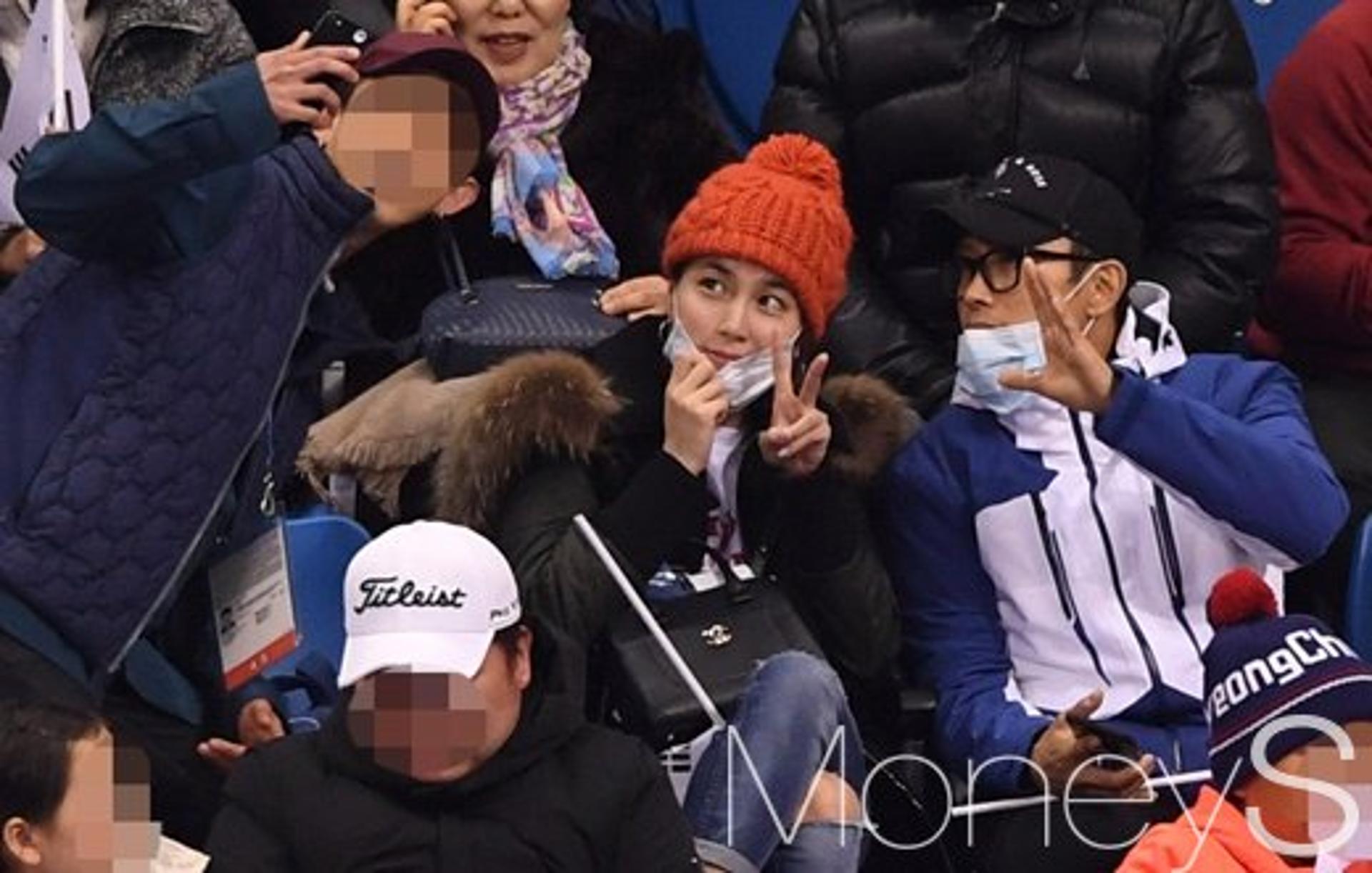 [머니S포토] 사진찍는 이민정-이병헌 부부 '응원하러 왔어요'
