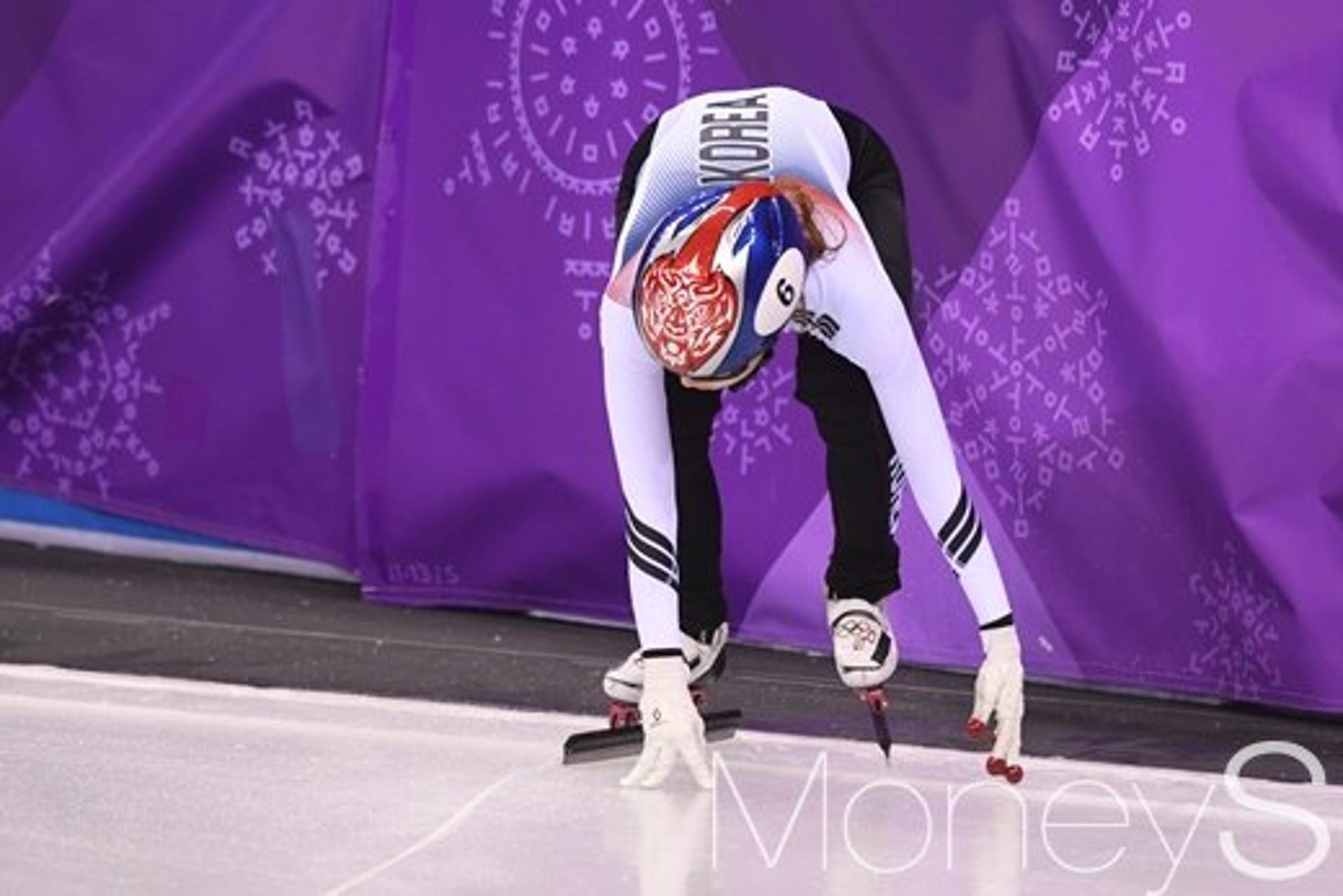 [머니S포토] 여자 쇼트트랙 1000m, 일어서는 최민정