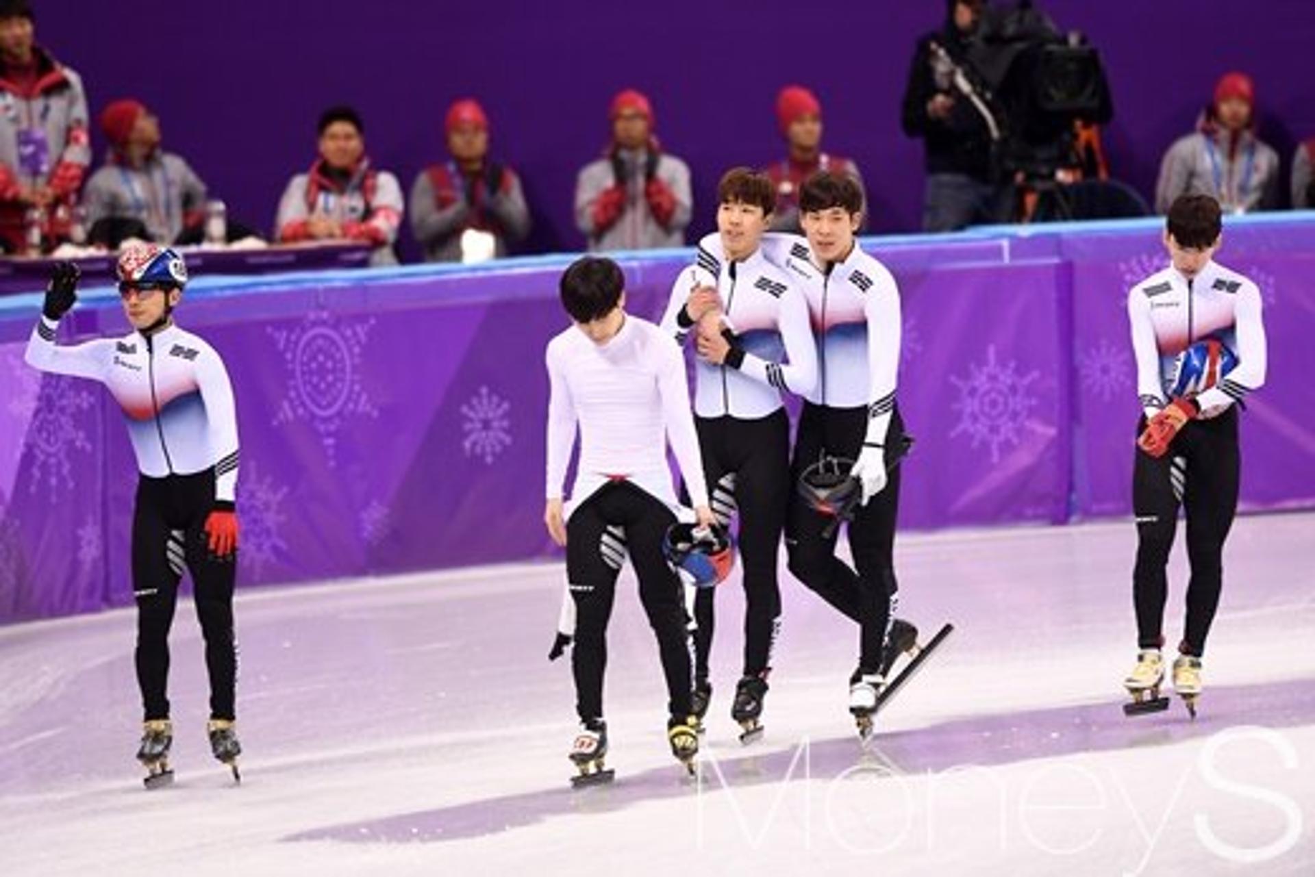 [머니S포토] 남자 쇼트트랙 계주 5000m 대표팀 '너무나 아쉬운 퇴장'