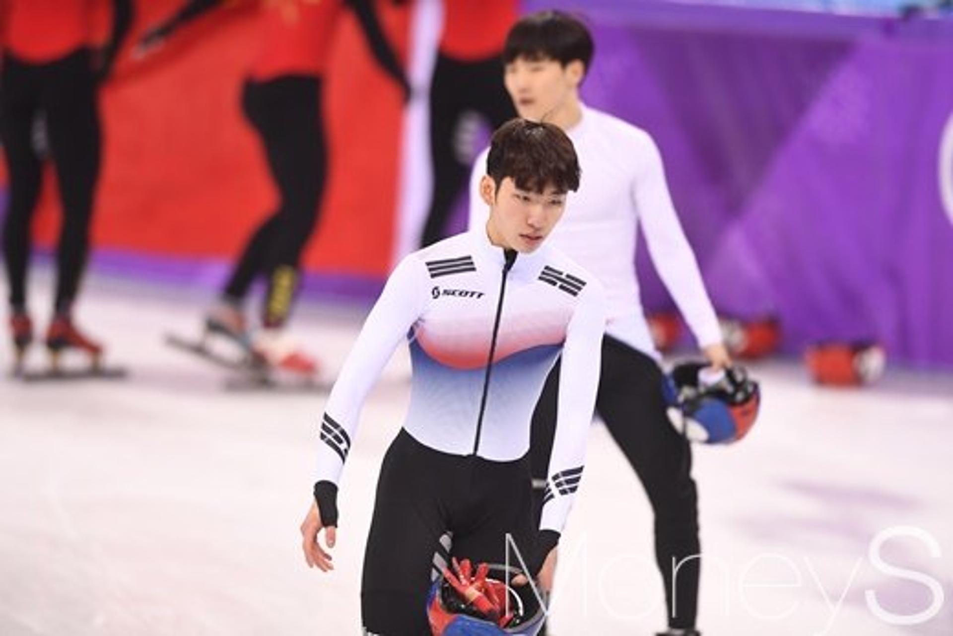 [머니S포토] 남자 5000m 계주, 아쉬워하는 임효준