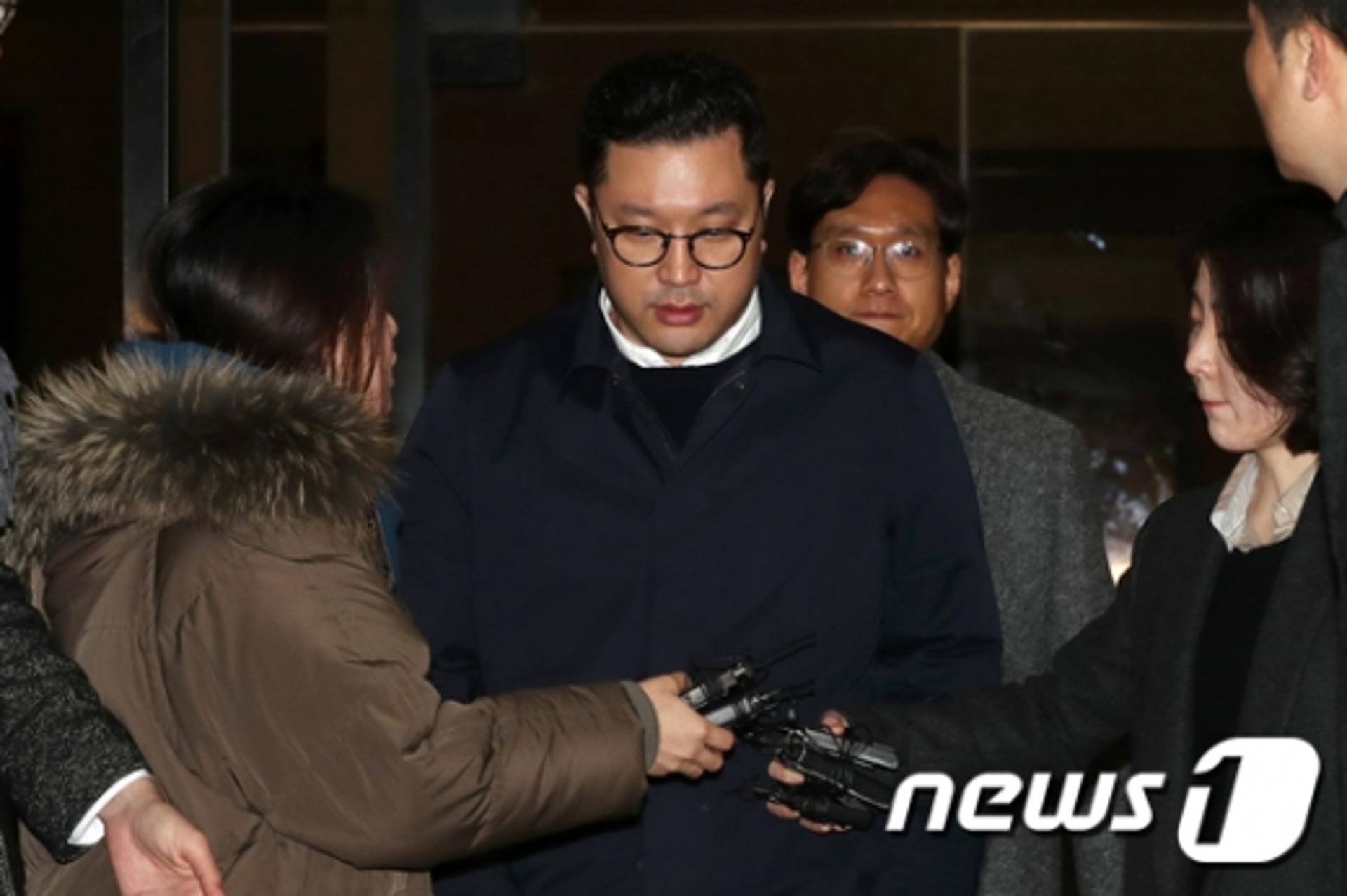 이시형, 16시간 검찰조사 후 귀가… 'MB 소환 초읽기'