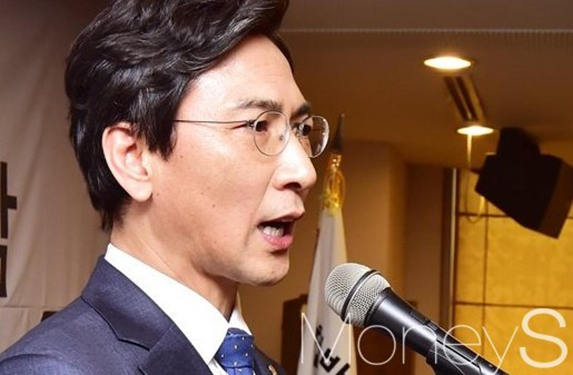 '수사협조, 법 처분 받을 것'… 안희정 자진출석 통보, 검찰 "곧 입장 발표"
