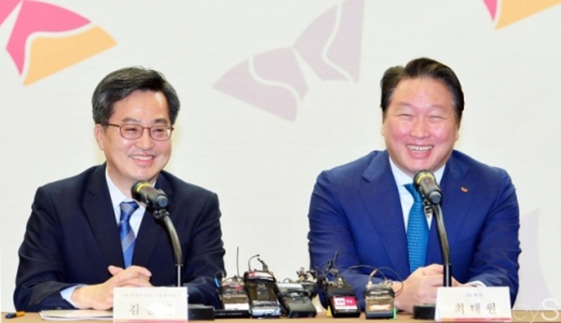 최태원 SK 회장 "3년간 80조 투자 2만8000개 일자리 창출"