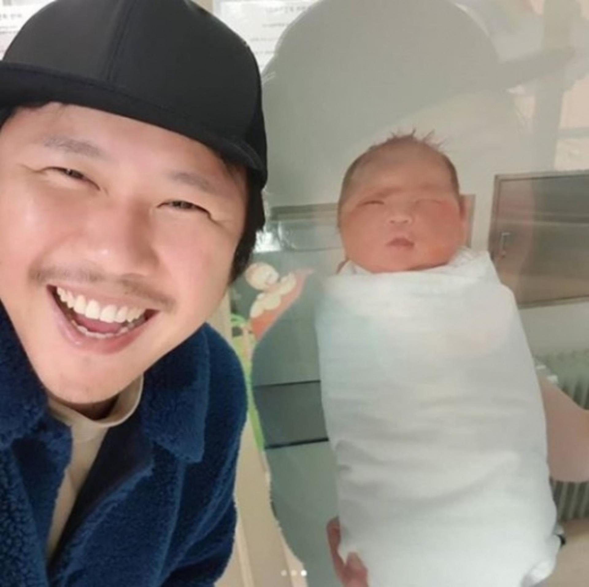 육중완 득녀 소감, 똑닮은 딸과 함께… "기뻐서 웃음만, 셋이 잘 살겠다"