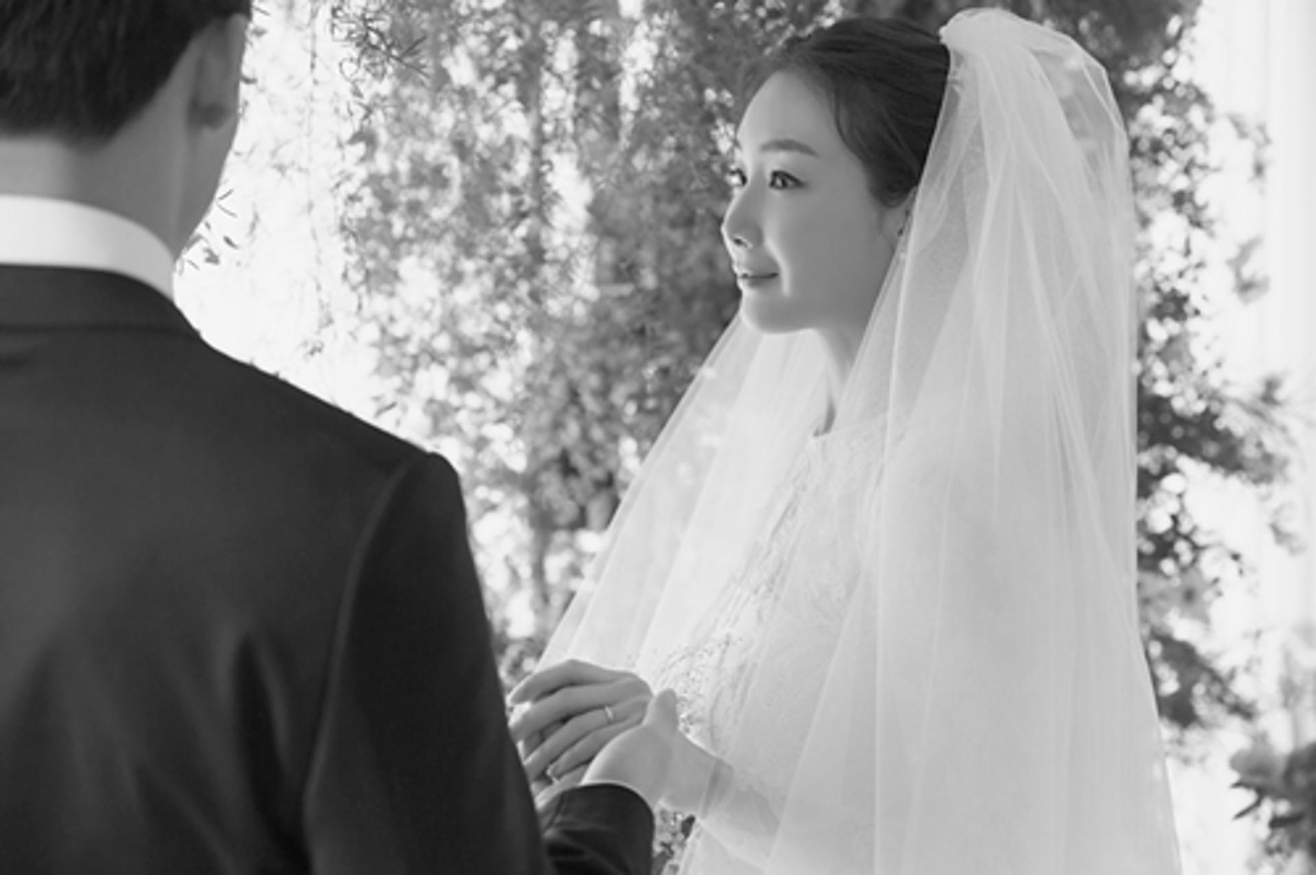 최지우 웨딩사진, 아름다운 3월의 신부… "남편과 맞잡은 손"