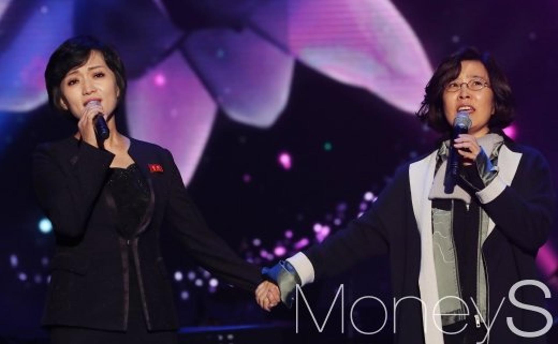 [머니S포토] 손잡고 노래하는 이선희와 김옥주 '우리는 하나'