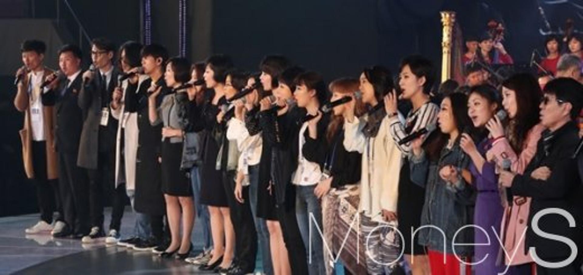 [머니S포토] 한마음으로 노래하는 남북 가수들